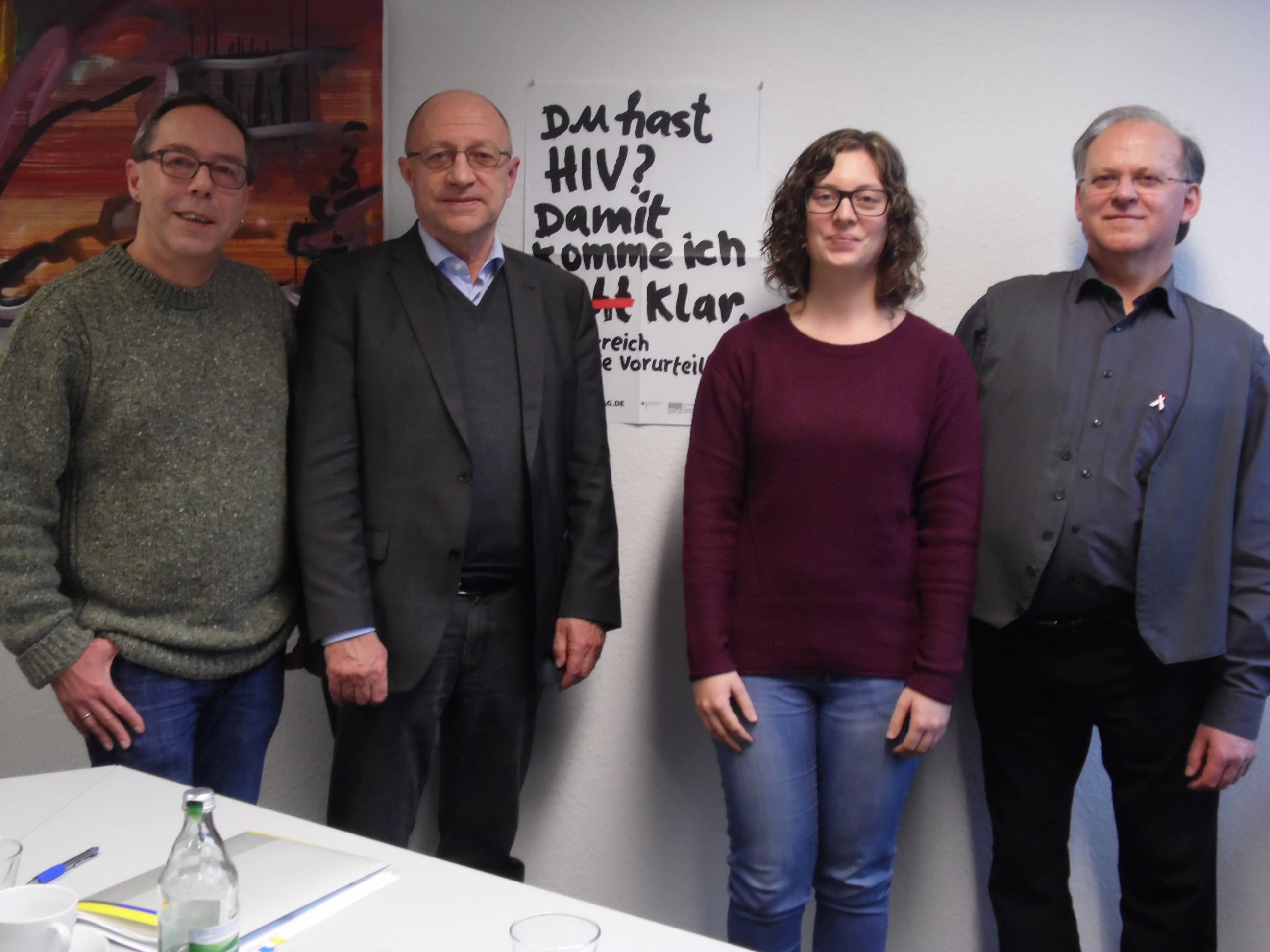 Jürgen Schwarz, Ullrich Böttinger, Rebecca Bruder und Gerhard Lipps vor dem diesjährigen Slogan des Welt-Aids-Tages (v. l.)