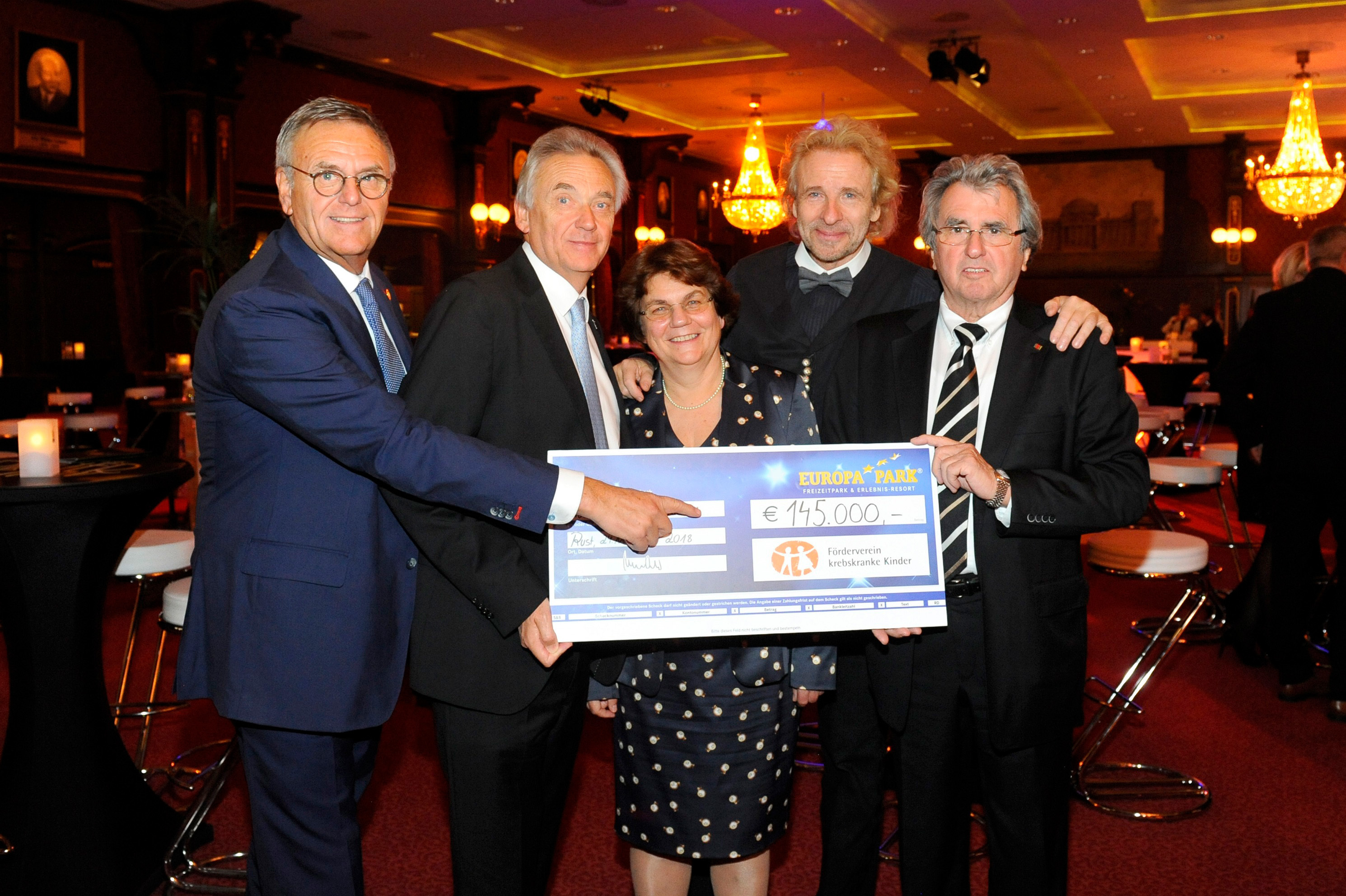 Europa-Park-Inhaber Roland und Jürgen Mack, Prof. Dr. Charlotte Niemeyer, Thomas Gottschalk und der Vorsitzende des Kuratoriums des Fördervereins krebskranker Kinder Werner Kimmig freuen sich über die stolze Spendensumme.