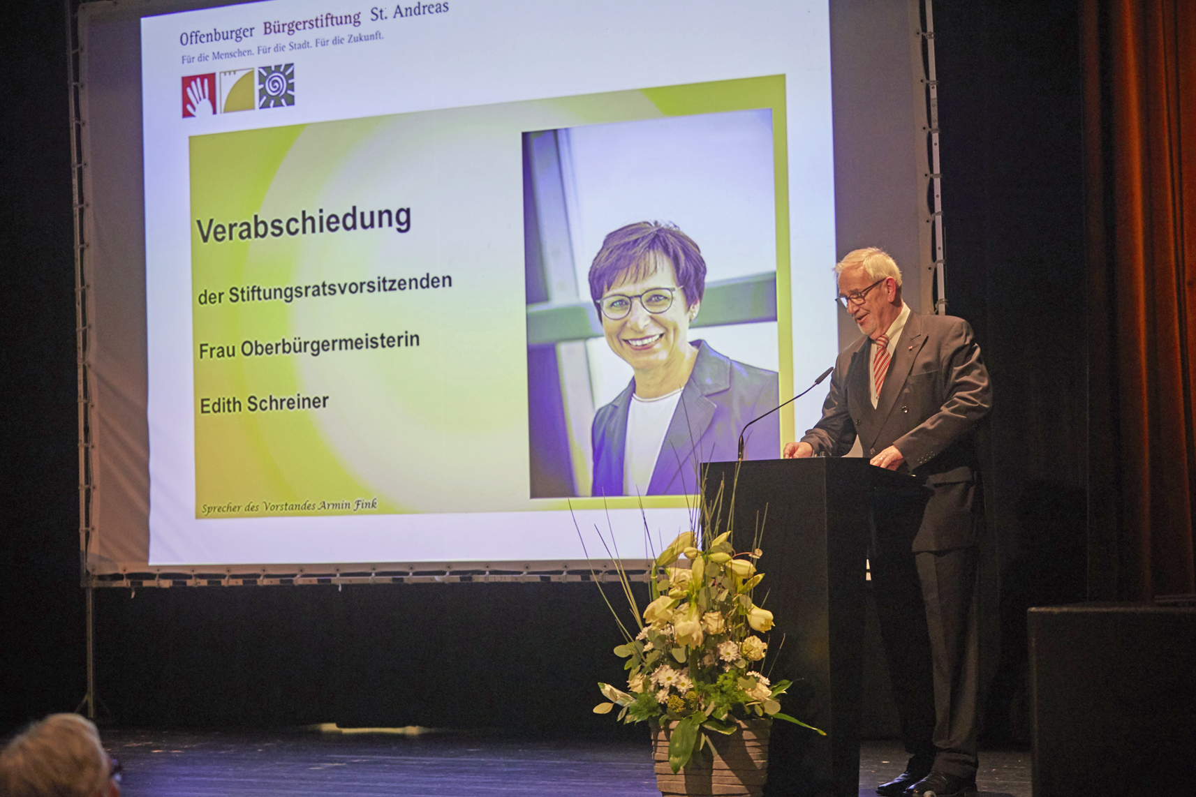 Vorstandssprecher Armin Fink hält die Abschiedsrede auf die Stiftungsratsvorsitzende.