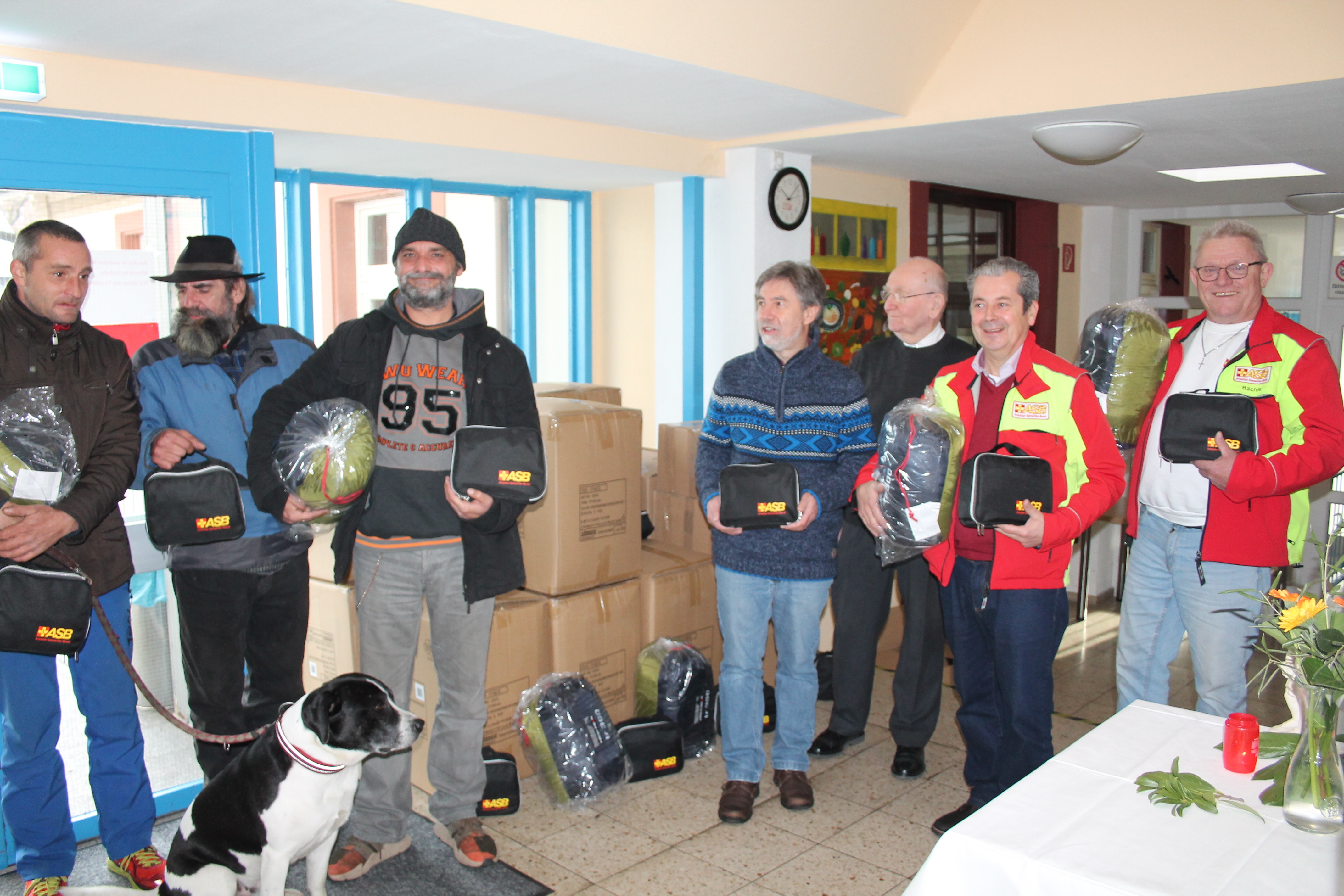 Der ASB-Ortsverband verteilte im Ursulaheim und in der Bahnhofsmission Offenburg Schlafsäcke an Obdachlose.