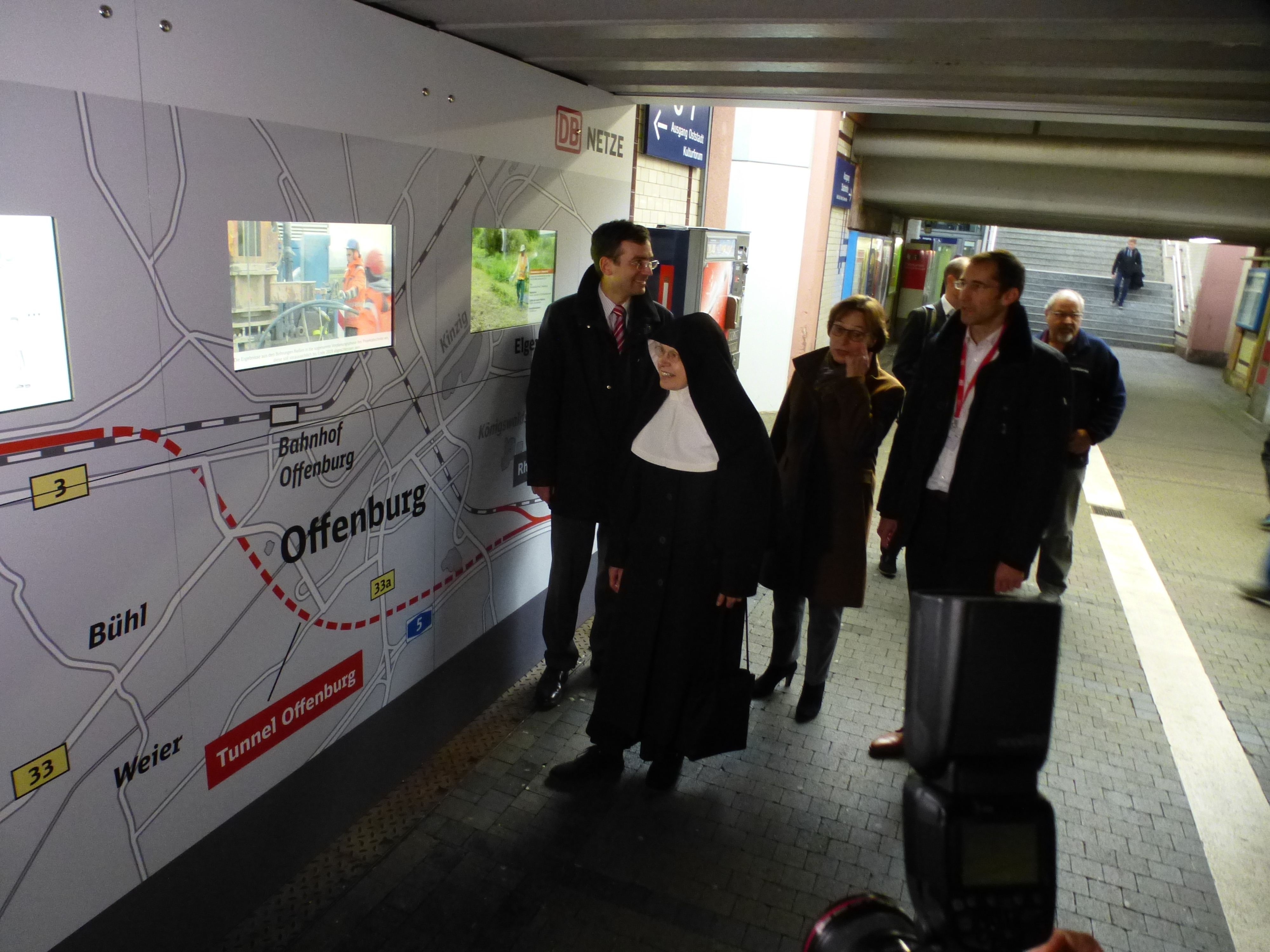 Nikolas Stoermer, Mutter Martina Merkle, Edith Schreiner und Sven Adam vor einer der Informationswände in der Bahnhofsunterführung zu den Gleisen