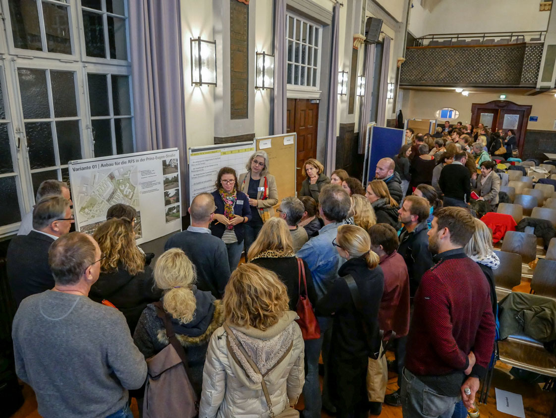 Die Diskussionen an den fünf Stationen dauerten mehr als eine
Stunde, Vor- und Nachteile wurden notiert.