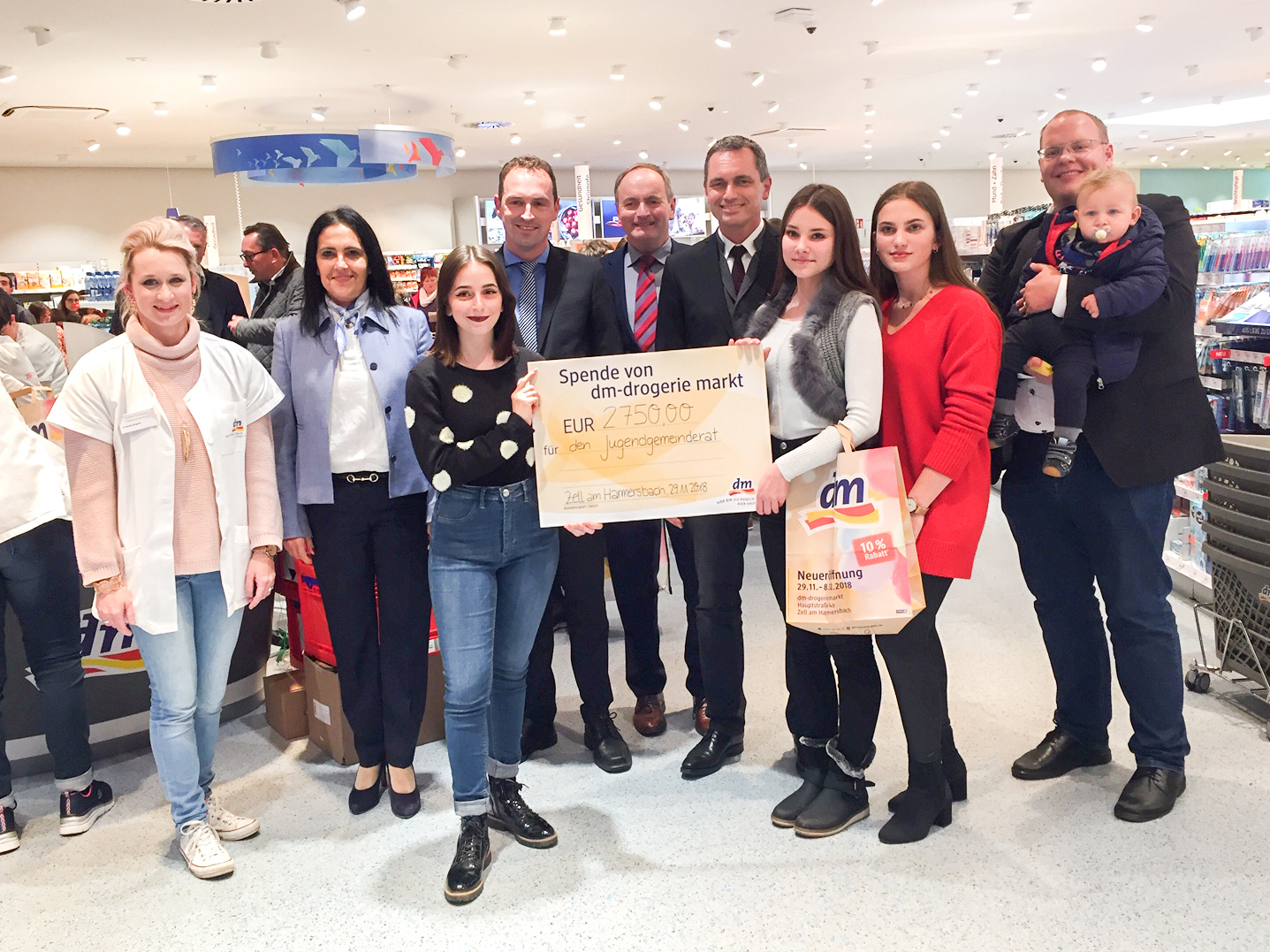 2.750 Euro kamen bei der Kassieraktion mit Bürgermeister Günter Pfundstein bei der dm-Neueröffnung in Zell am Harmersbach zusammen