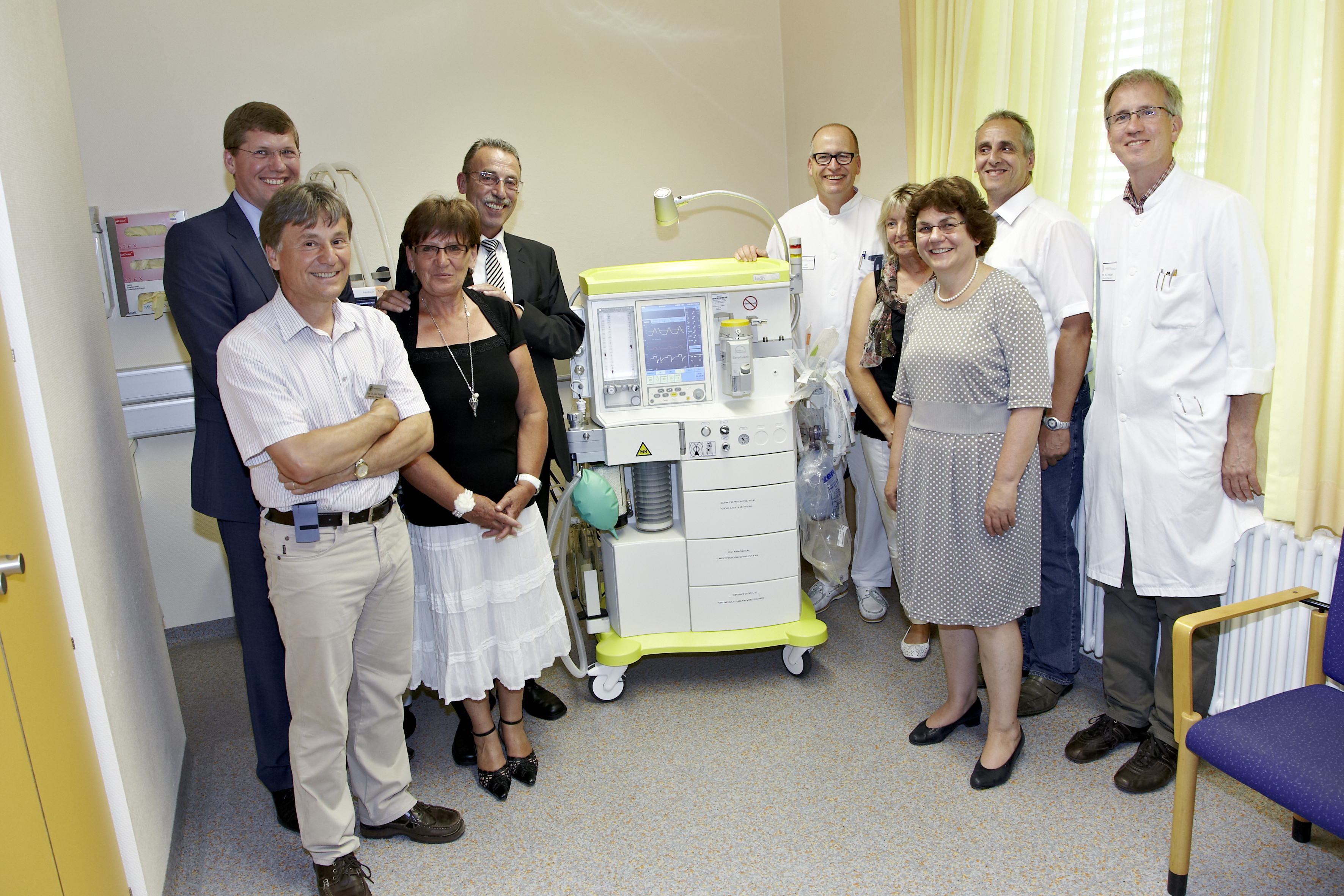 2012 konnten durch den großen Einsatz vieler Spender und ehrenamtlicher Helfer der Weihnachtstombola im E-Center zwei wichtige Geräte angeschafft werden. Dr. Charlotte Niemeyer (3. v. r.), ihr Ärzteteam und Vertreter des Fördervereins freuten sich gemeinsam bei der Übergabe.
