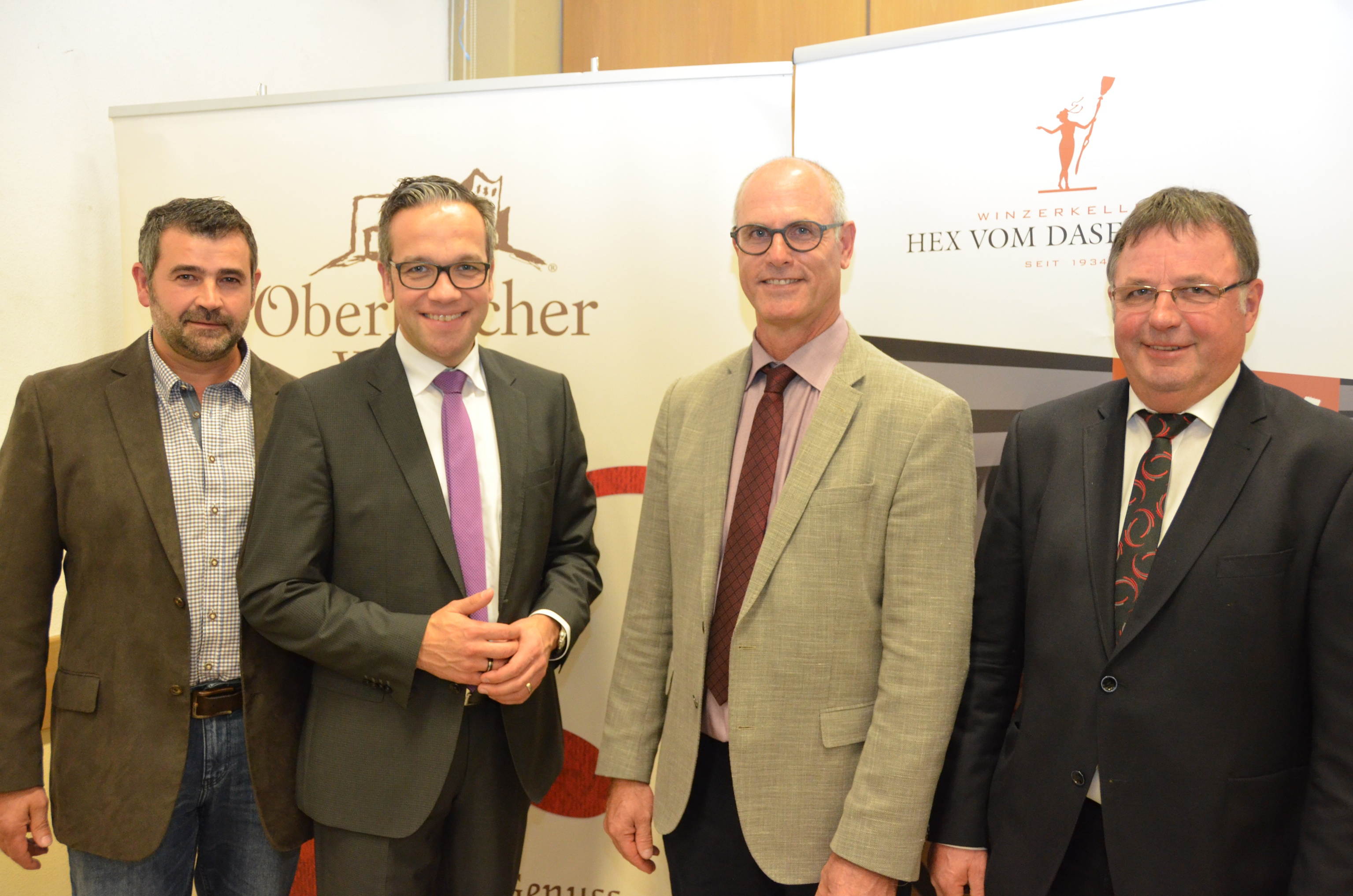 Das neue Führungsgremium der Oberkircher Winzer eG nach der Verschmelzung mit dem Winzerkeller Hex vom Dasenstein, (v. l.) zweiter stellvertretender Vorstandsvorsitzender Hubert Vogt, Geschäftsführender Vorstand Markus Ell, Vorstandsvorsitzender Franz Männle und erster stellvertretender Vorstand Alois Huber