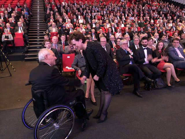 Dank an den Laudator: Edith Schreiner und Wolfgang Schäuble, im Hintergrund Schreiners Familie | Foto: gro