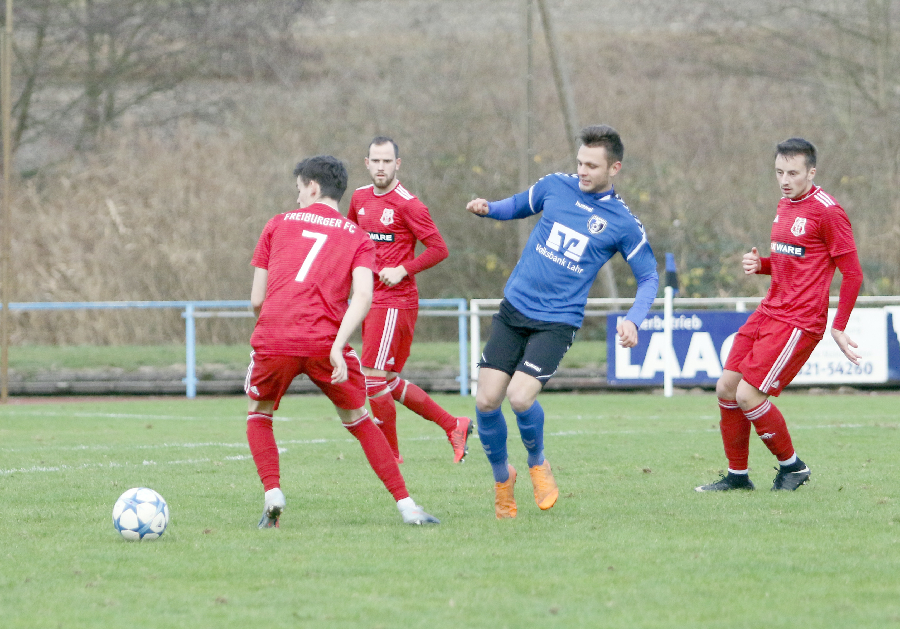 Der Freiburger FC (rotes Trikot) hatte beim gestrigen Auswärtsspiel in Lahr alles im Griff und gewann mit 3:1.