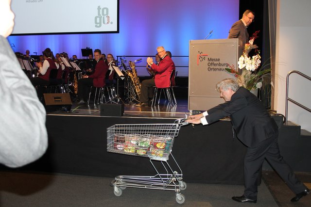 Moderator Jess Haberer schiebt ein besonderes Geschenk vor die Bühne. | Foto: gro