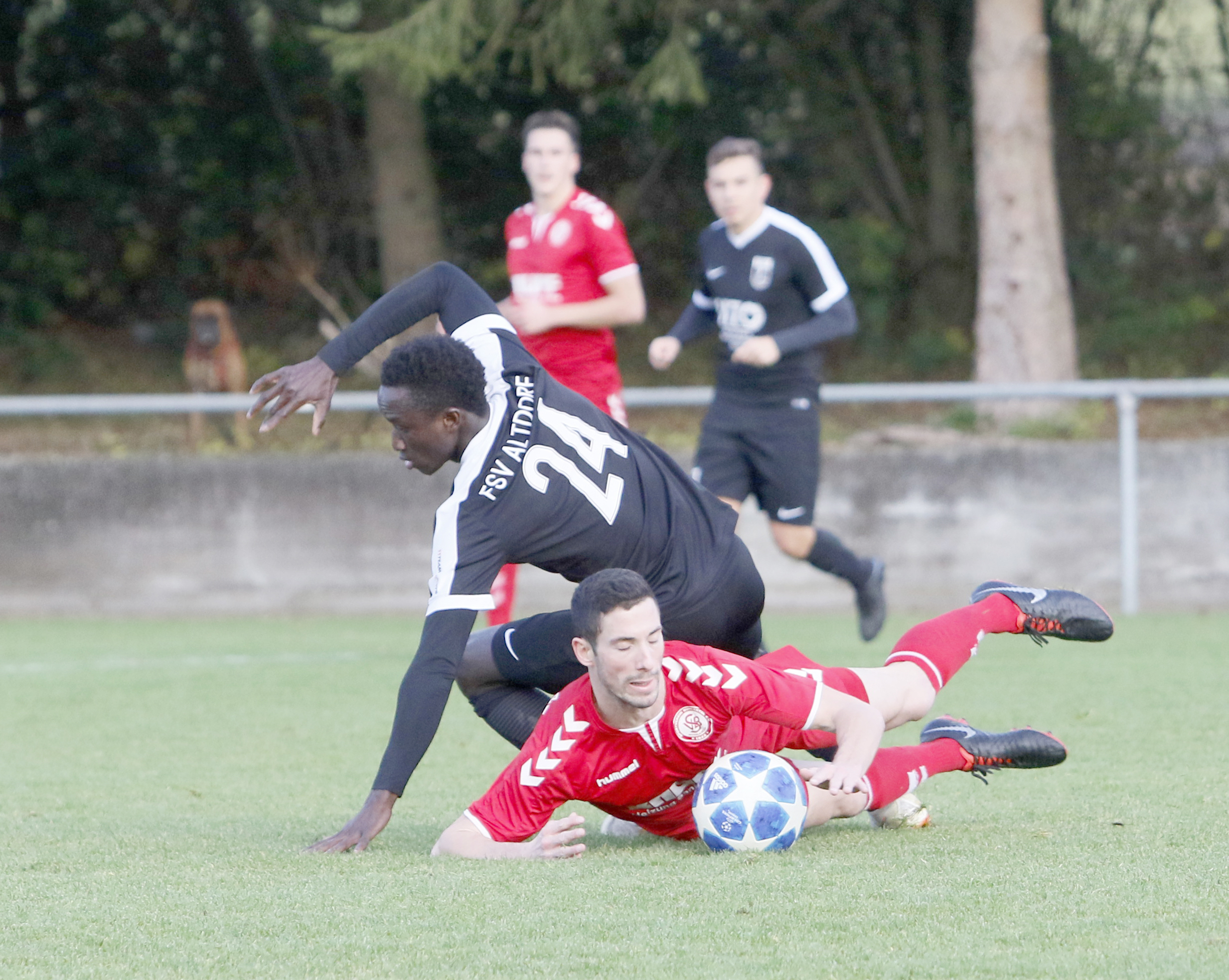 Packender Zweikampf im Spiel zwischen dem FSV Altdorf (schwarzes Trikot) und dem SV Bühlertal