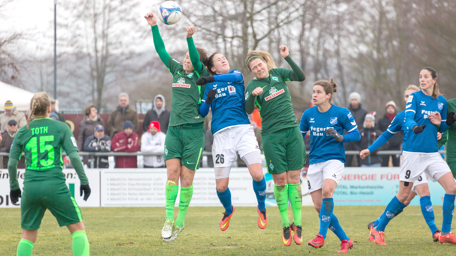 Die Spielerinnen des SC Sand (blaues Trikot) wollen heute gegen Werder Bremen drei Punkte holen.