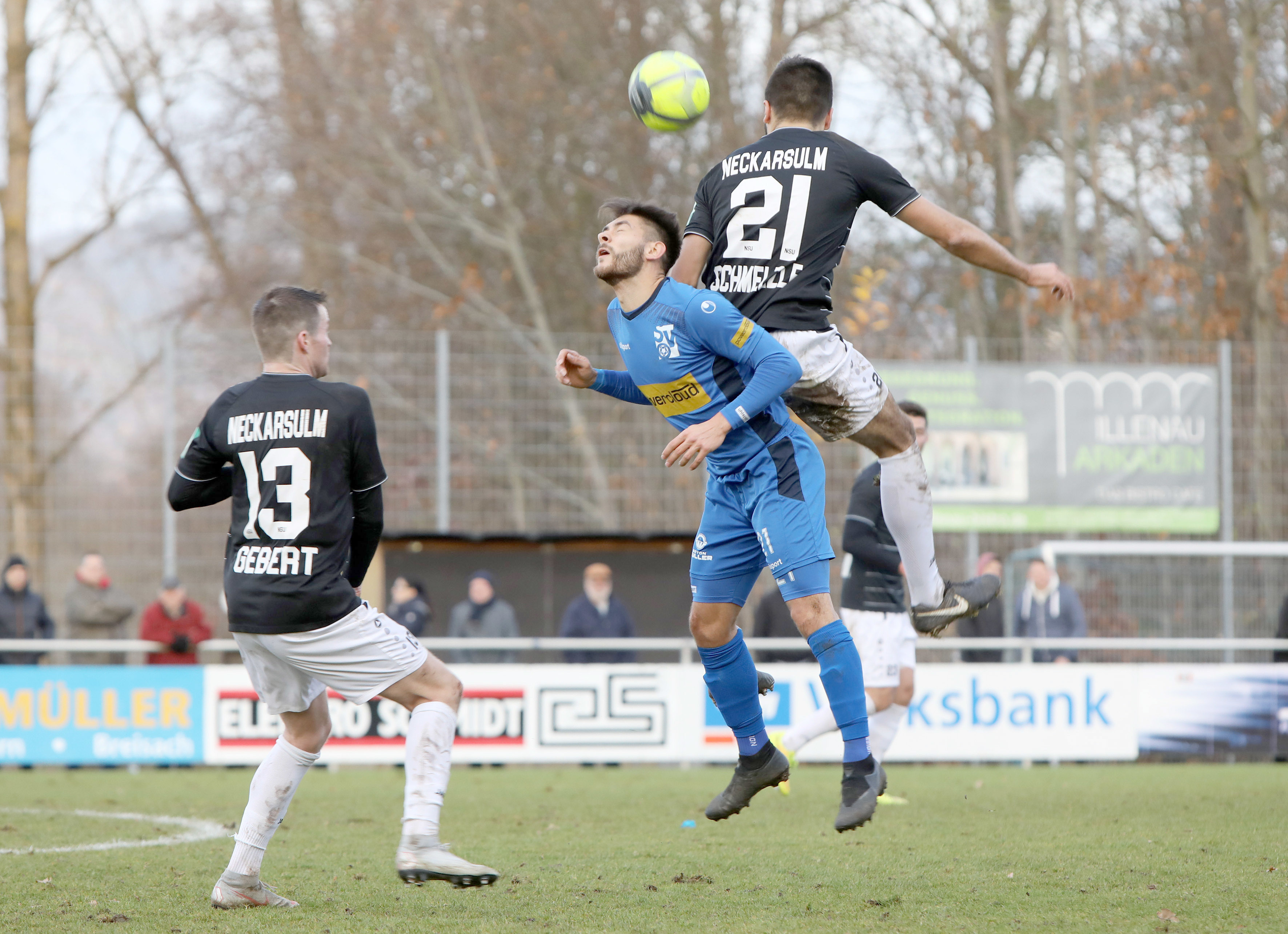 Das Bild täuscht: Der SV Oberachern (blaues Trikot) hatte gegen Neckarsulm die Oberhand und siegte klar mit 4:0.