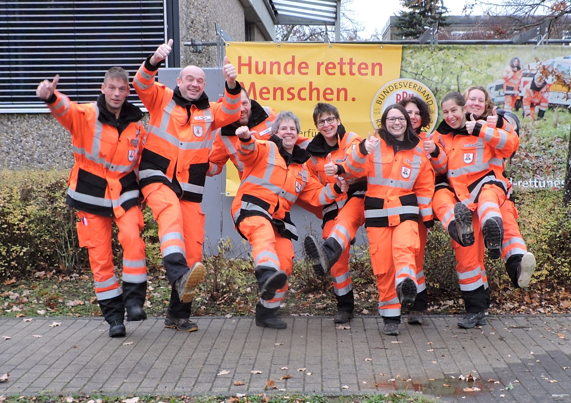 Grund zum Jubeln. Die Teilnehmenden des Sanitätskurses nach den bestandenen Prüfungen.