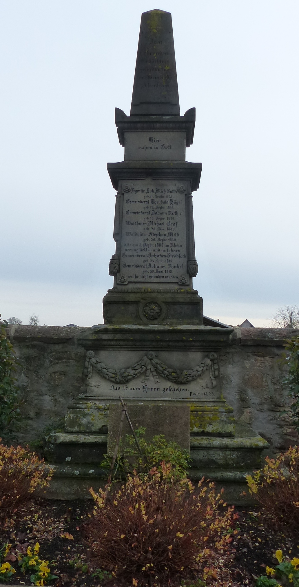 Am heutigen Mittwoch, 5. Dezember, vor 130 Jahren geschah auf dem Rhein ein schweres Unglück, an das dieses Denkmal in Altenheim noch heute erinnert.