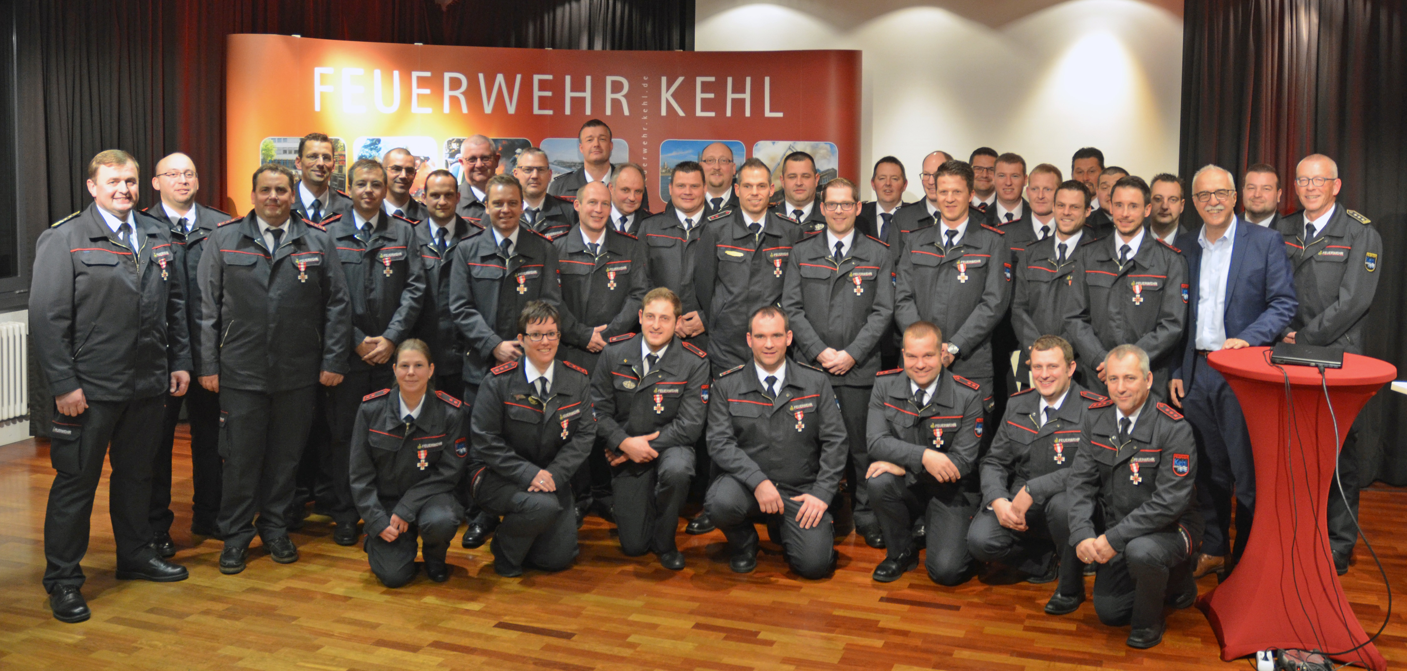 Die Geehrten mit Feuerwehrkommandant Viktor Liehr (l.) und Oberbürgermeister Toni Vetrano (Dritter von rechts)