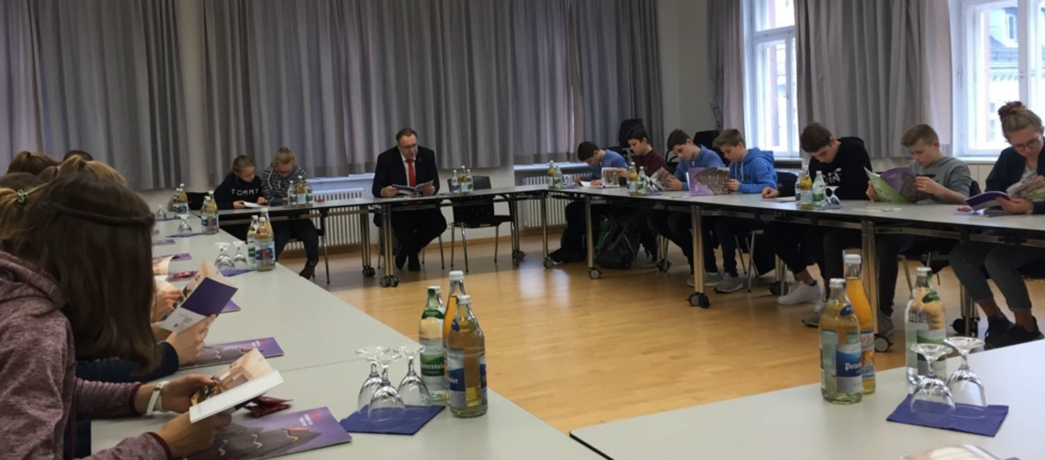 Erster Bürgermeister Guido Schöneboom im Gespräch mit Schülern des Clara-Schumann-Gymnasiums.