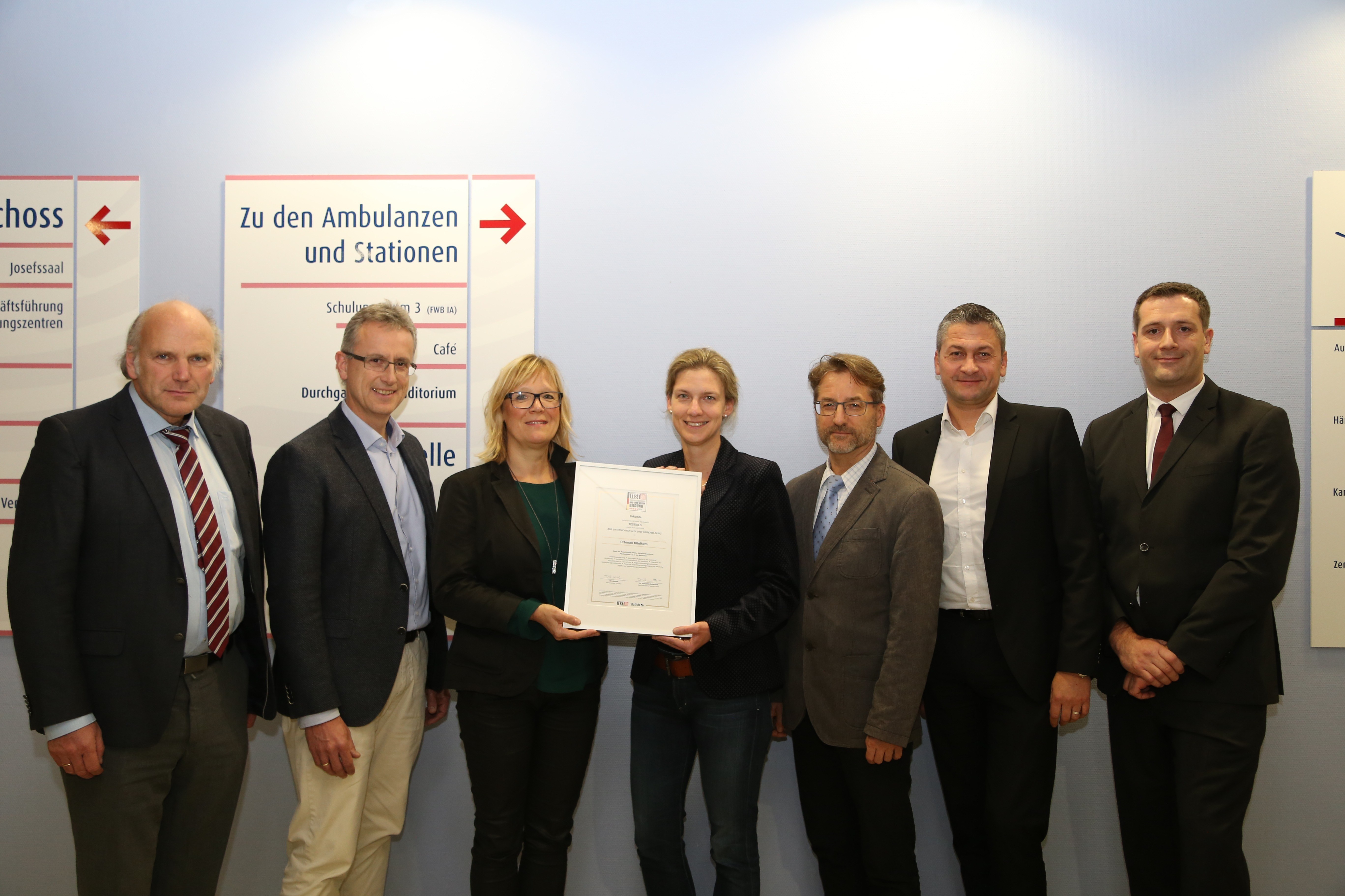 Freuen sich über die Auszeichnung: (v. l.) Die Beauftragten für die Ausbildung von Medizinstudenten Professor Dr. Wolf-Bernhard Offensperger und Professor Dr. Leonhard Mohr, Schulleiterin Kathrin Klemme (Achern), Personaldirektorin Carina Heitmann, Schulleiter Peter Fuchs (Lahr), Ortenau Klinikum-Geschäftsführer Christian Keller und Schulleiter Andreas Heck (Offenburg).