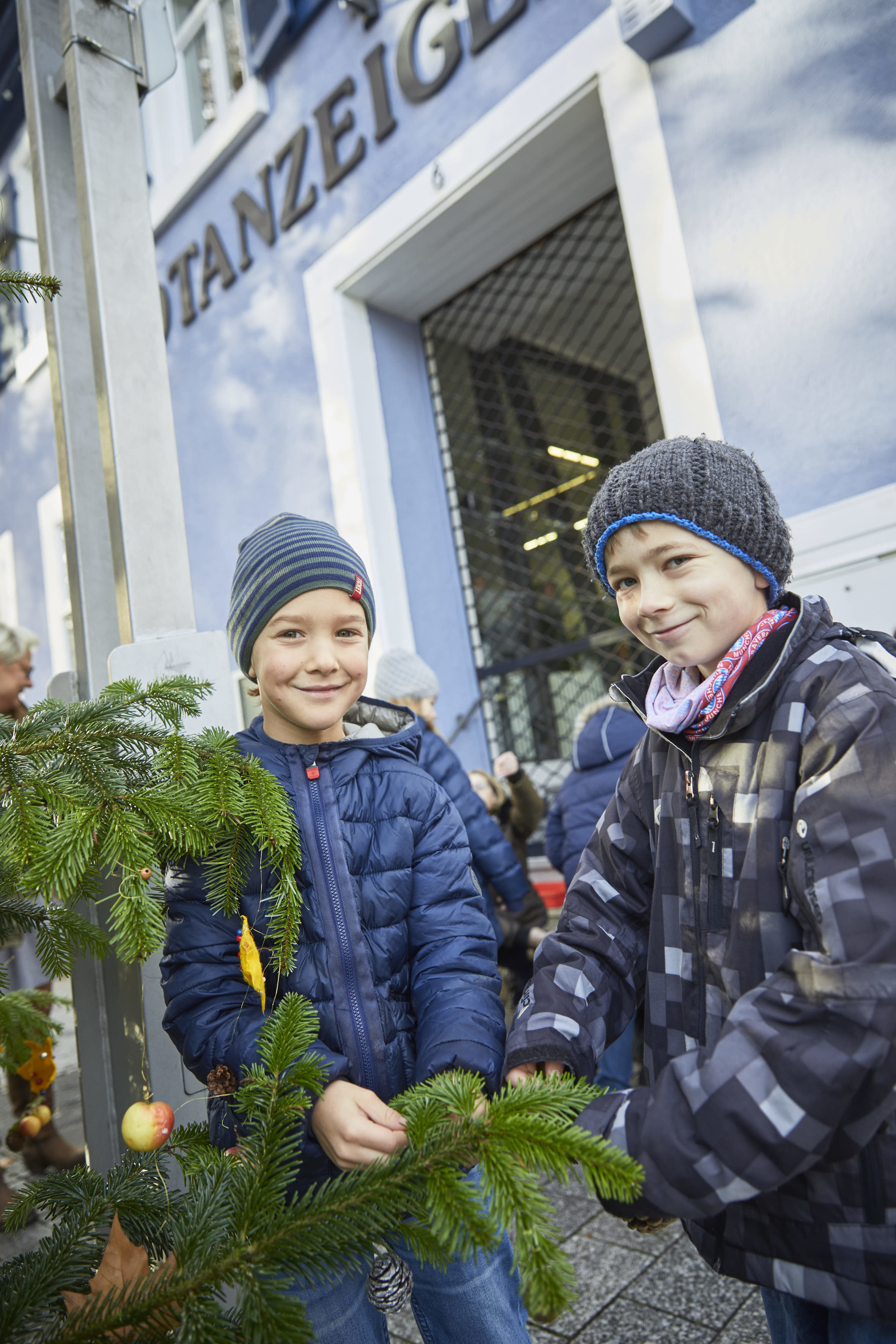 Auch vor der Stadtanzeiger-Geschäftsstelle wurde ein Baum geschmückt.