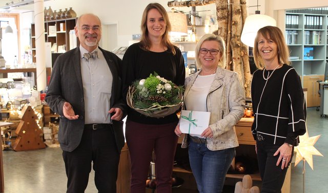 Von links: Martin Schwendemann, zweite Wochengewinnerin Christiane Schmider, Elfriede Zapf und Corina Prinzbach