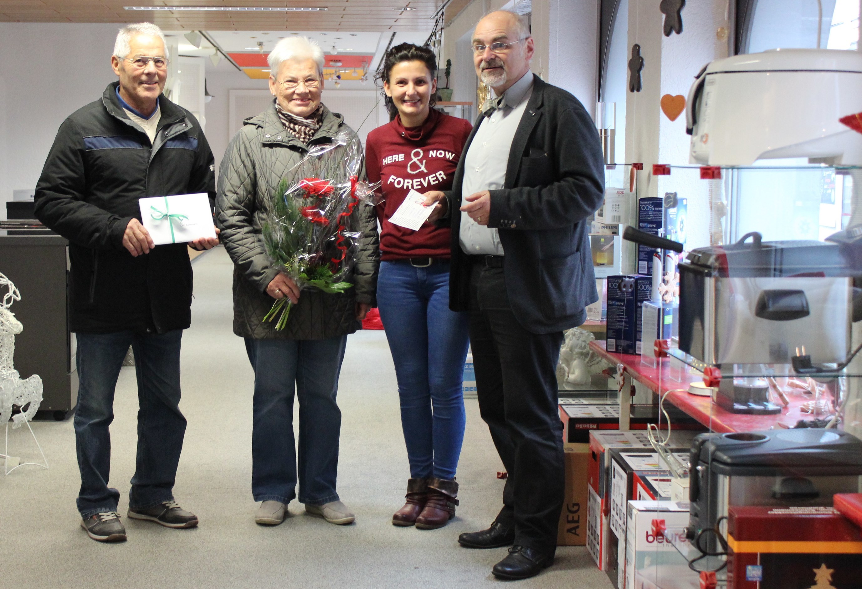 Von links: erster Wochengewinner Otto Eisenmann, Brunhilde Eisenmann, Aline Schuler und Martin Schwendemann