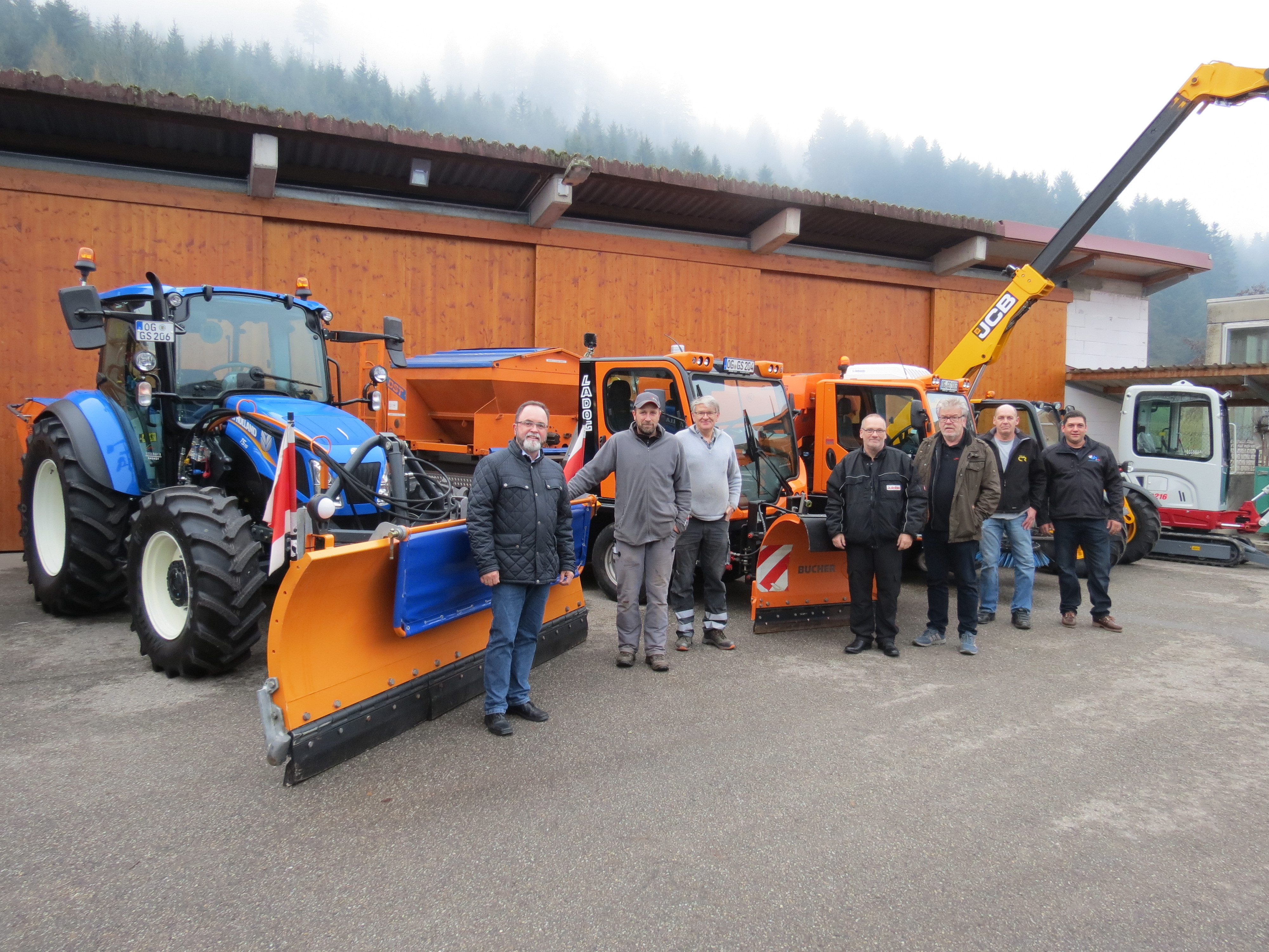 Bürgermeister Tomas Schäfer, Bauhofleiter Matthias Schmidt, stellvertretender Bauhofleiter Albert Fehrenbacher, Gemeinderäte Clemens Munz und Josef Schwörer, Fahrzeug-Kommission, Thomas Hartmann, Landmaschinen, Andreas Himmelsbach, Baugeräte