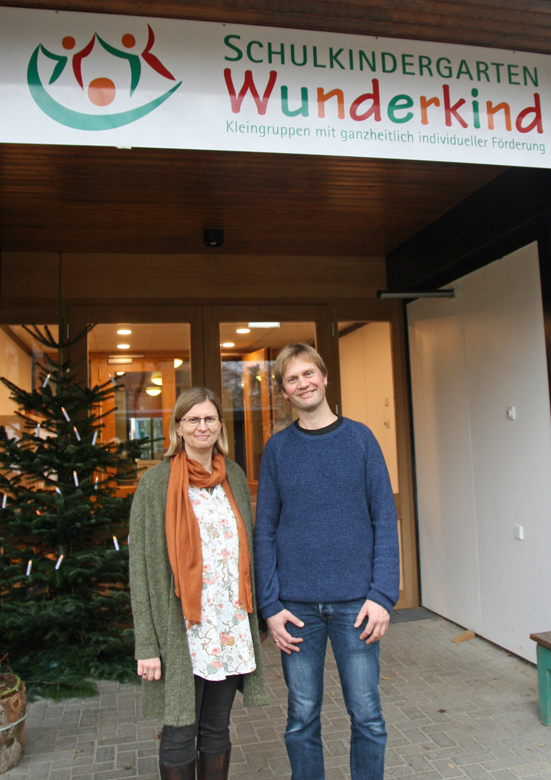 Über das Inklusionsprojekt freuen sich Christina Fessler, Leiterin des SFZ Uffhofen, und Sven Kröger, Leiter der Schulkindergartens „Wunderkind“.