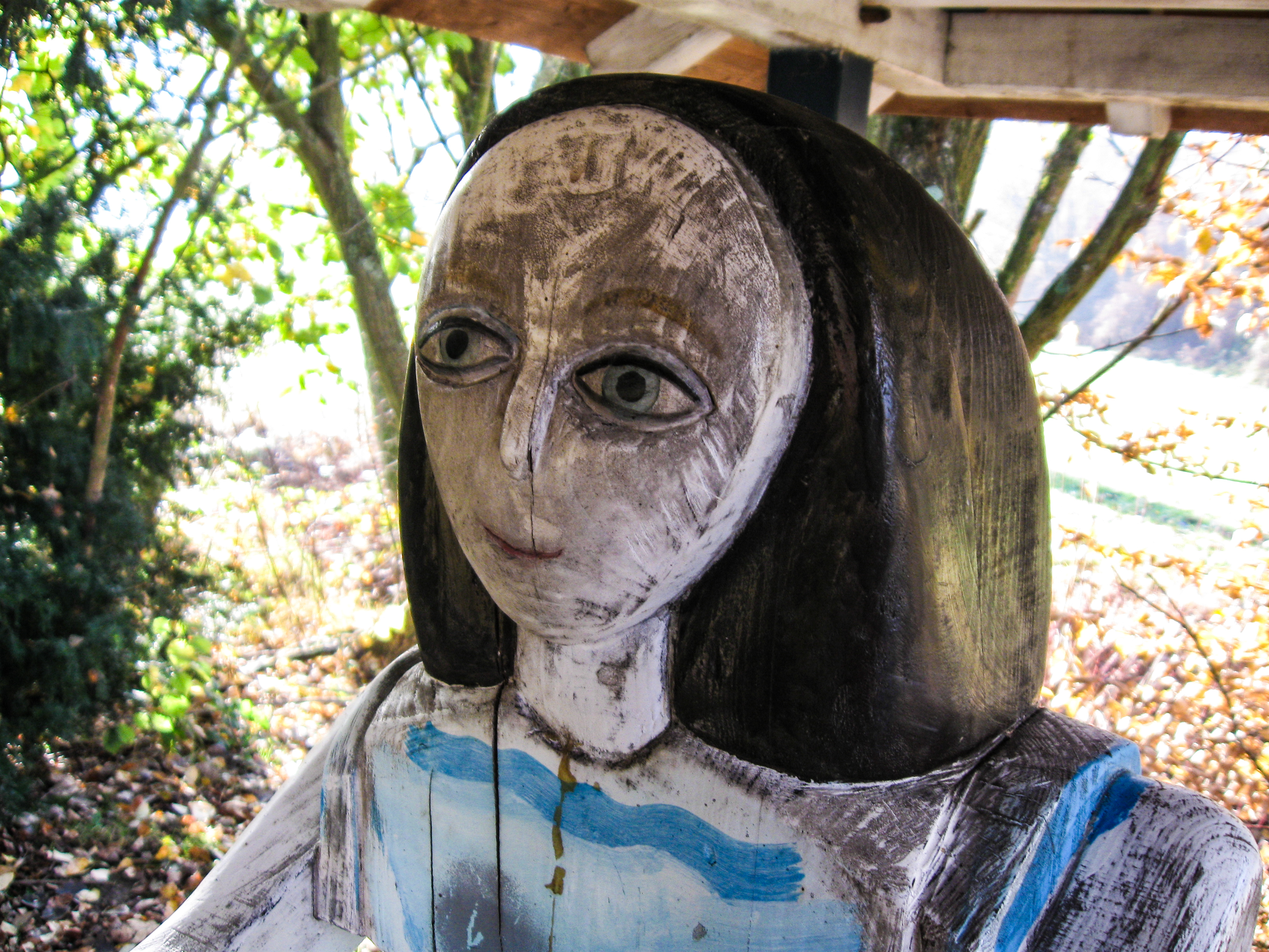 Faszinierende Skulpturen erwarten den Besucher im Skulpturengarten hinter der Staufenburgklinik in Durbach.