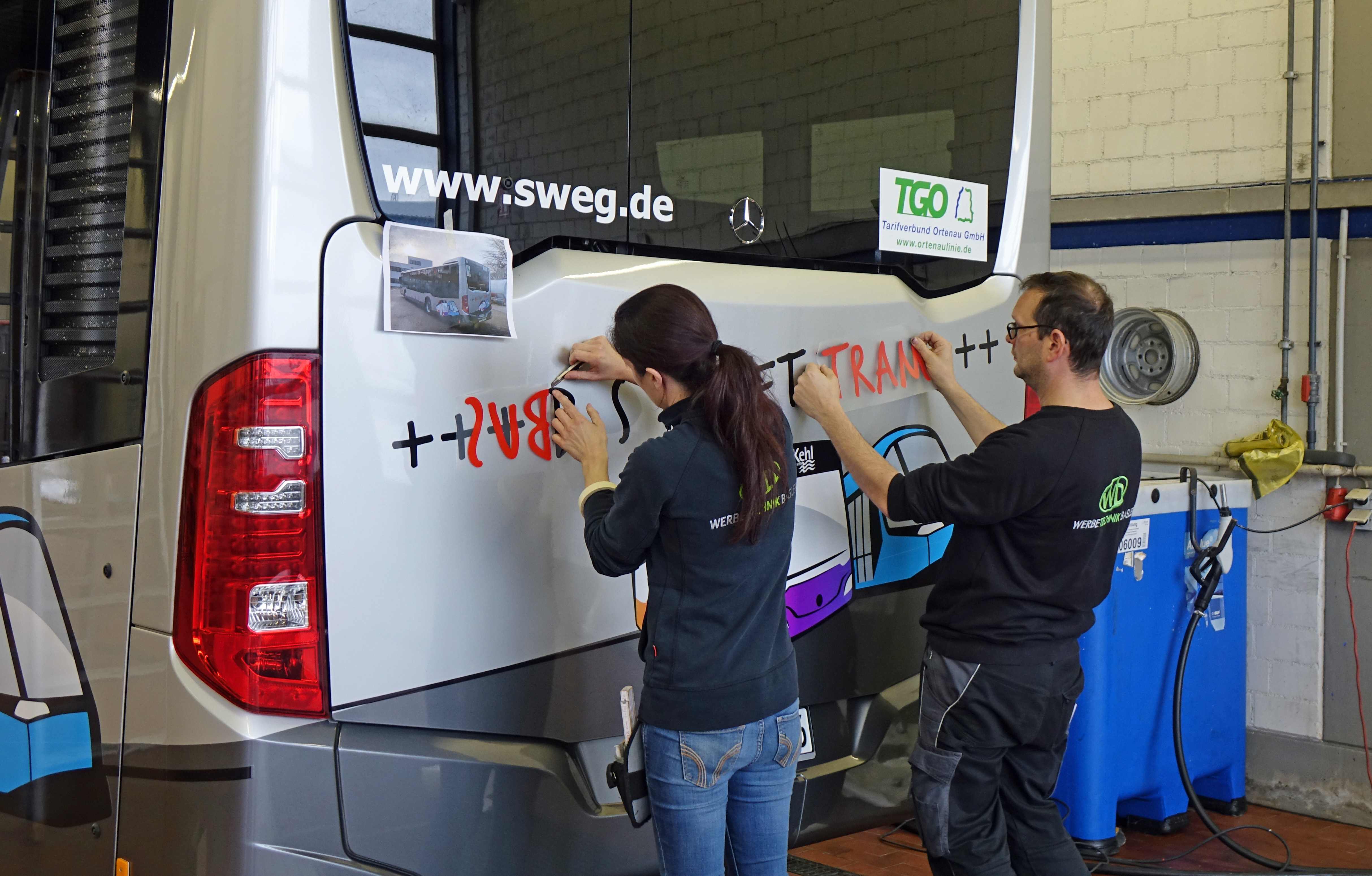 Mit dem Slogan "Bus trifft Tram" und in silber mit Kehler Silhouette werden die neuen Stadtbusse beklebt.