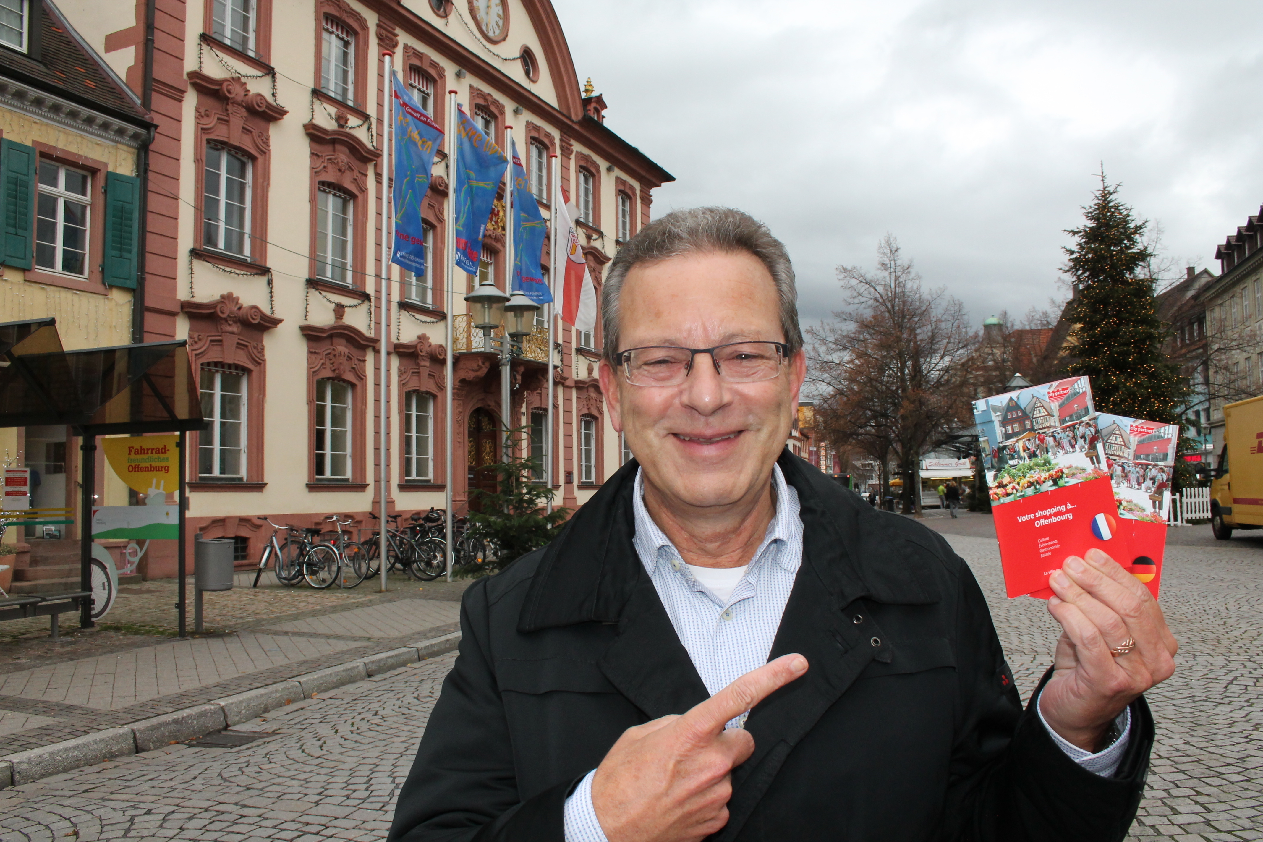 Achim Kirsche, Geschäftsführer der City Partner, präsentiert den neuen Einkaufsführer.