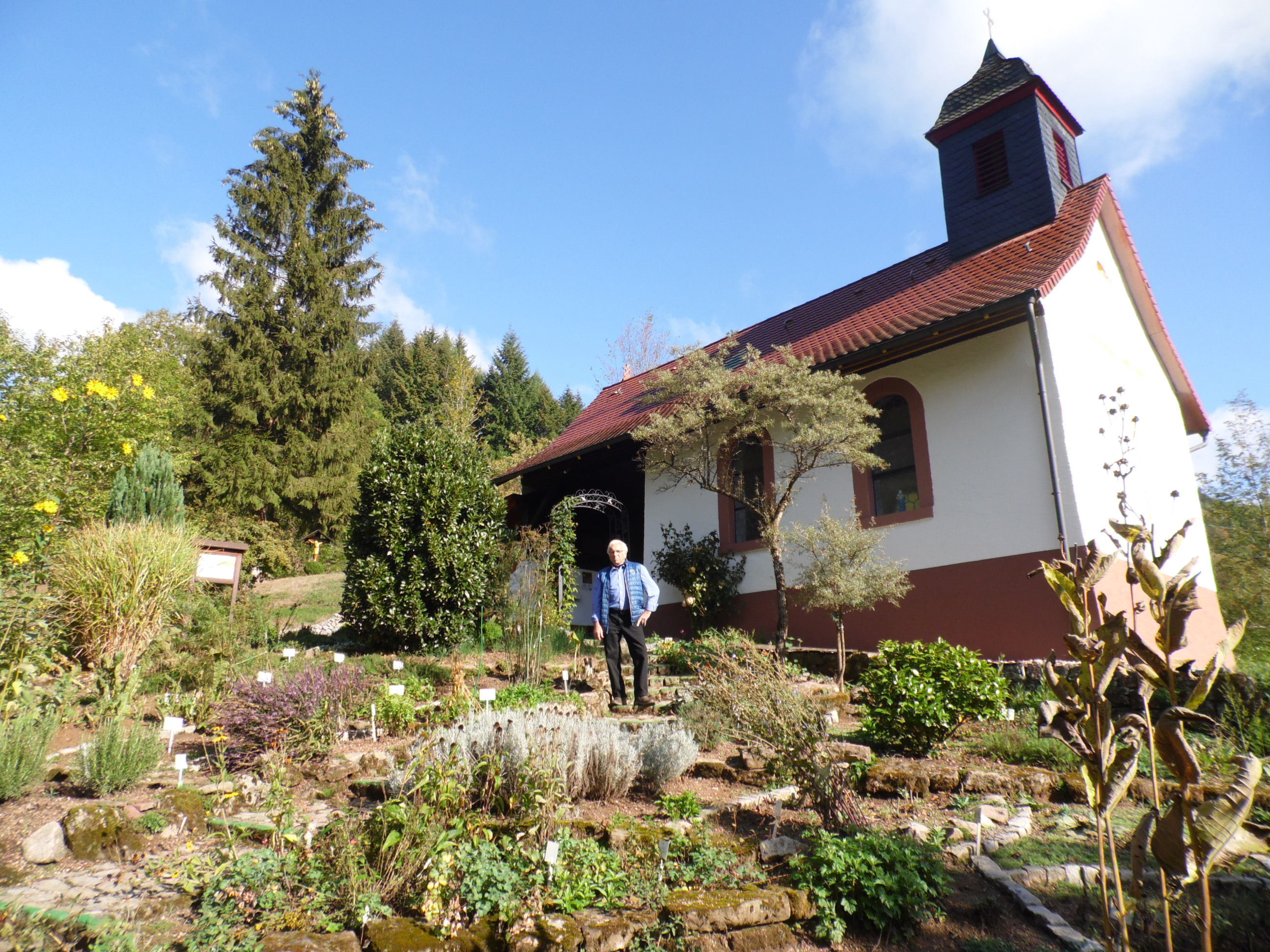 Der Kräutergarten der Maria Hilf Kapelle entfaltet im Sommer seine volle Pracht.
