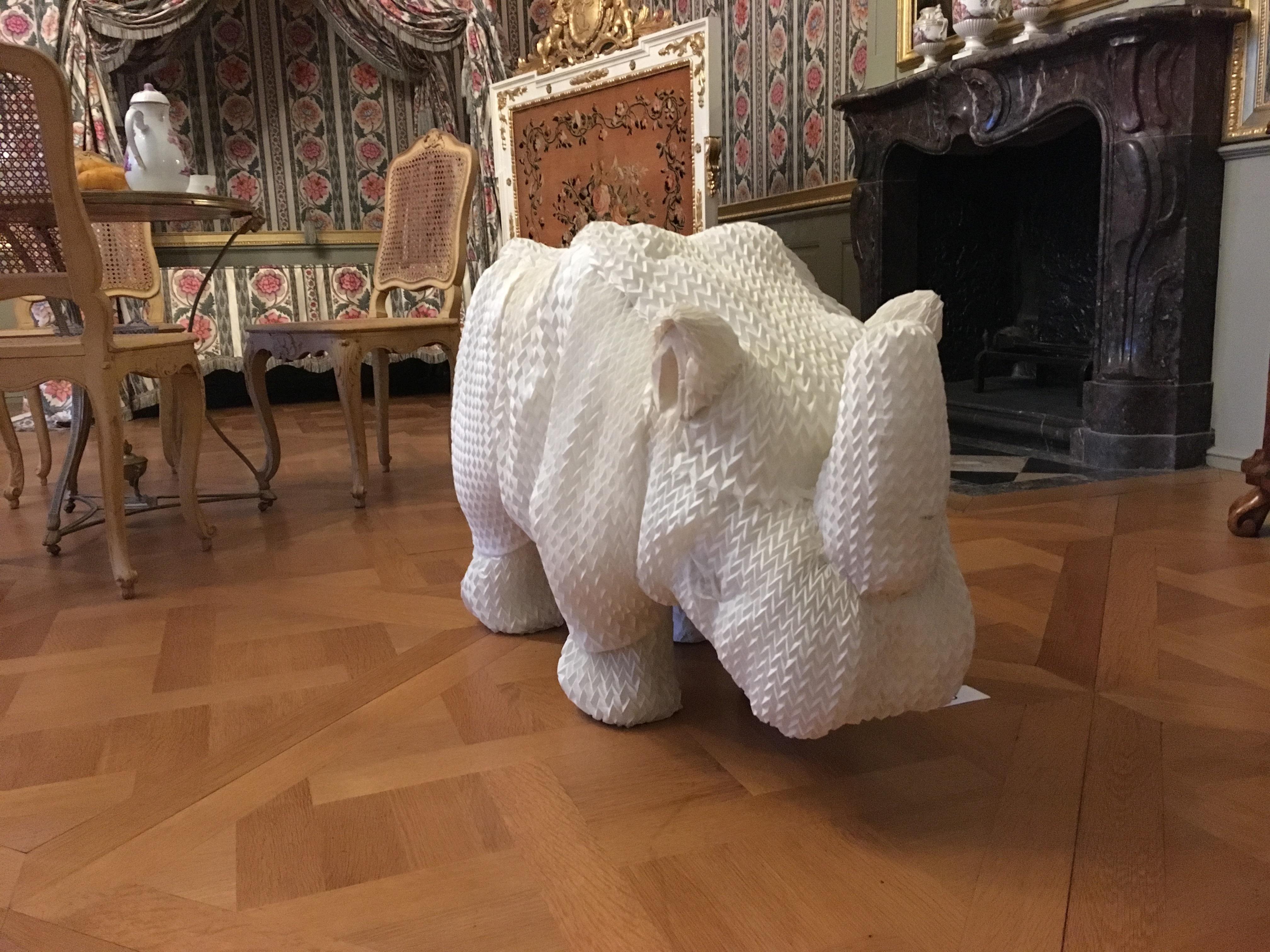 Beeindruckende Werke aus Serviettenstoff sind derzeit im Schloss Bruchsal zu sehen.