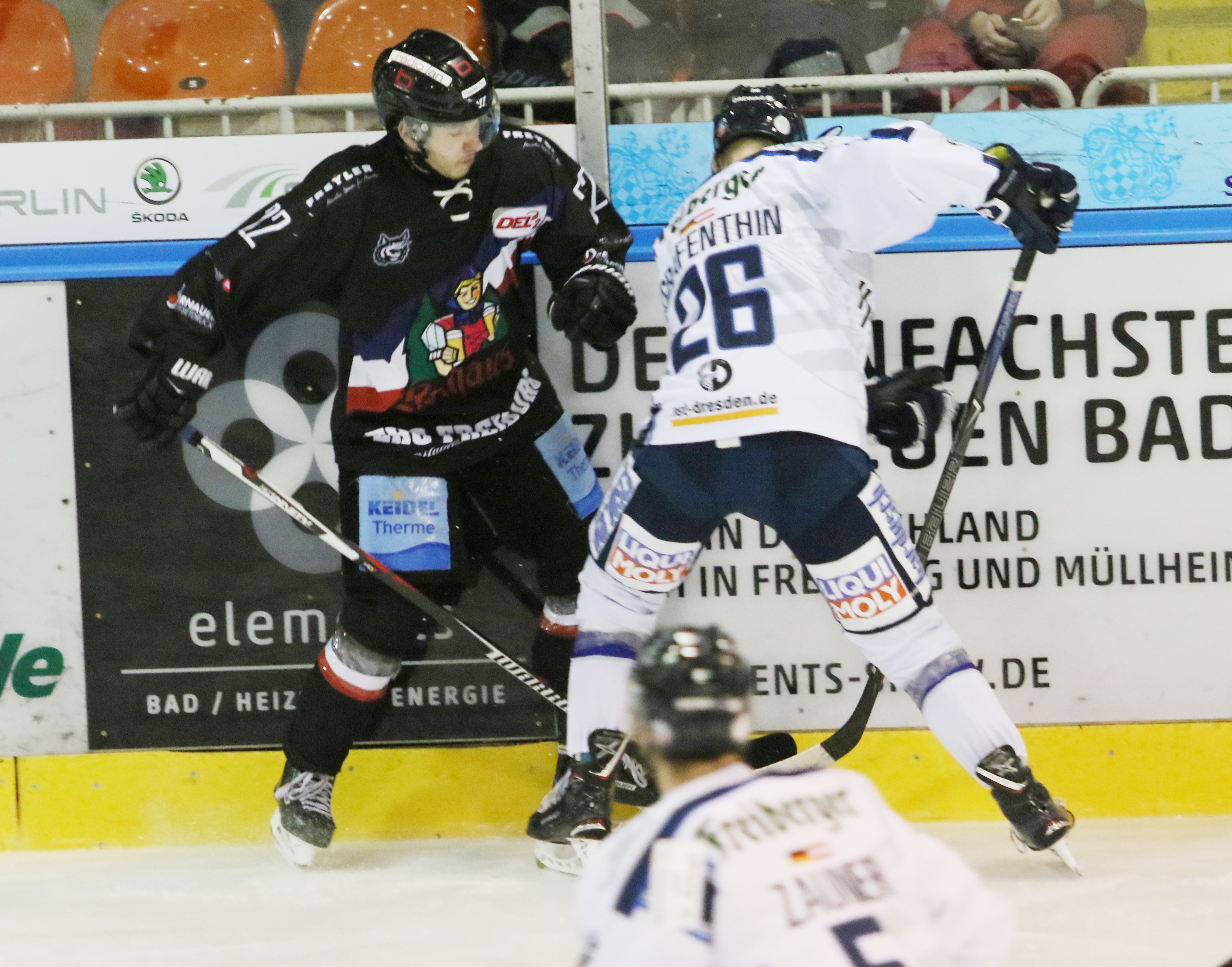 Im Spiel bei den Dresdner "Eislöwen" wurden die Freiburger "Wölfe" (schwarzes Trikot) arg gebeutelt.