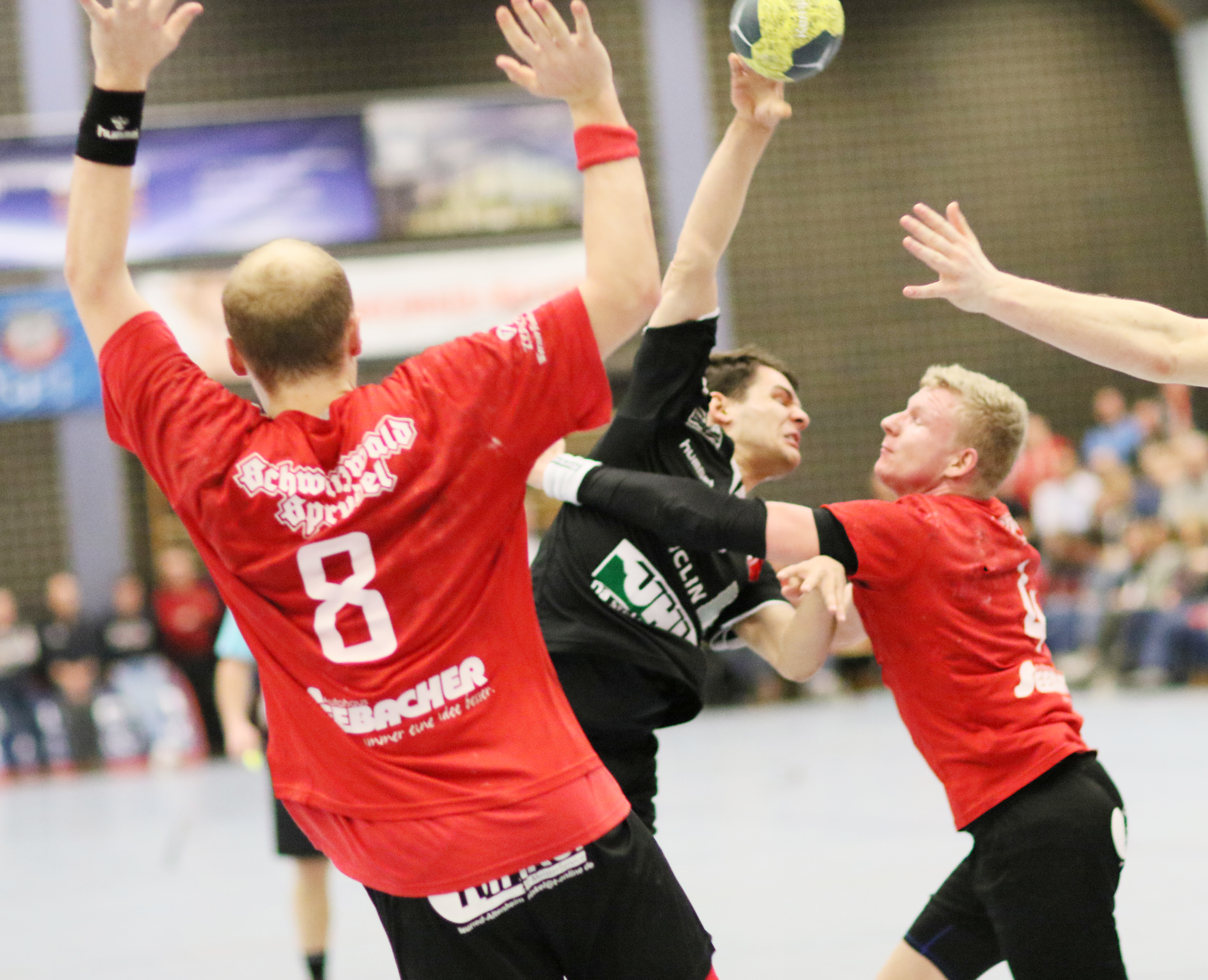 Der TuS Altenheim (rotes Trikot) wehrte sich nach Kräften, konnte aber den TuS Schutterwald im Derby nicht aufhalten und verlor mit 24:31.