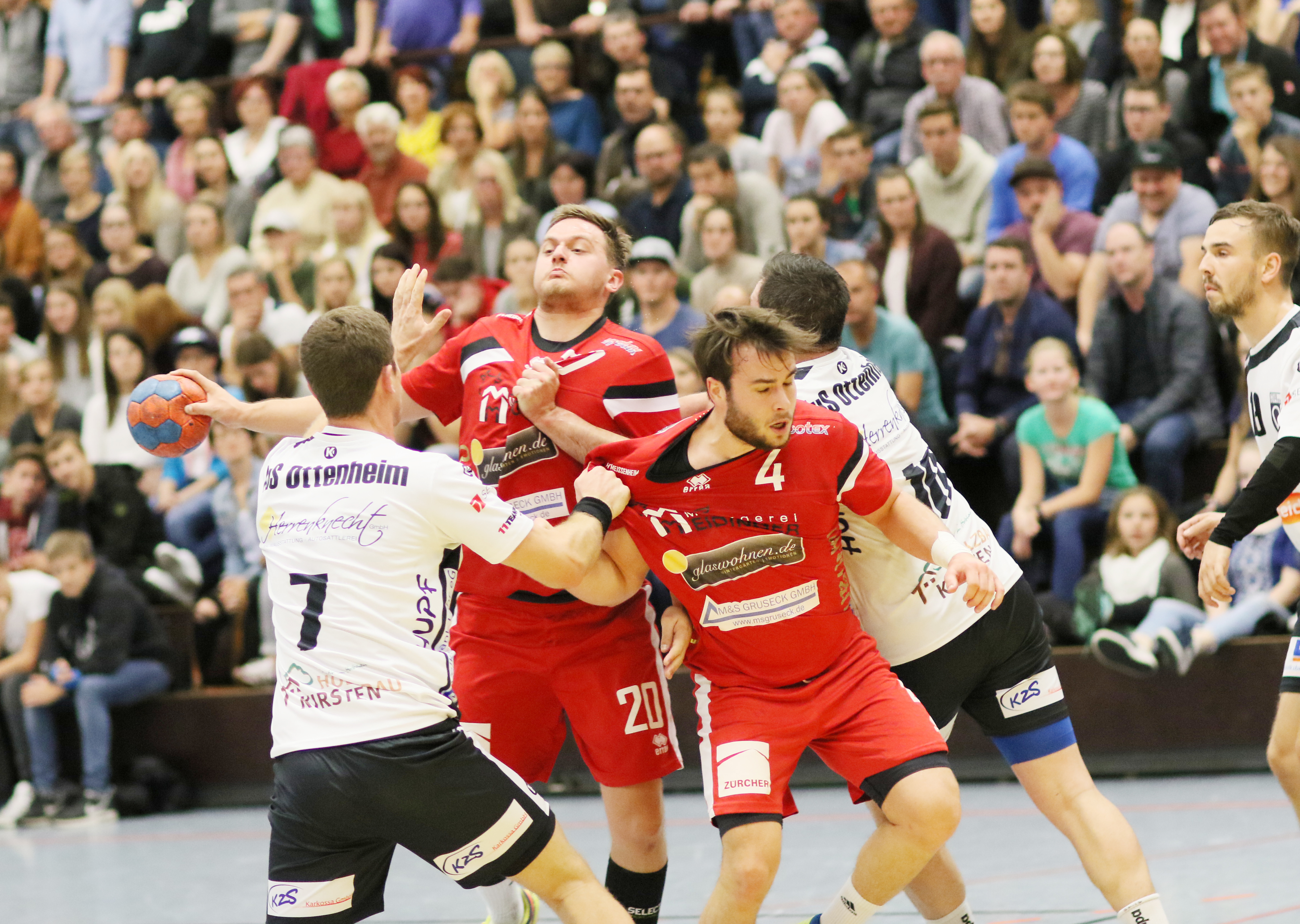 Der HTV Meißenheim (rotes Trikot) gewinnt auch im Lokalderby gegen Ottenheim.