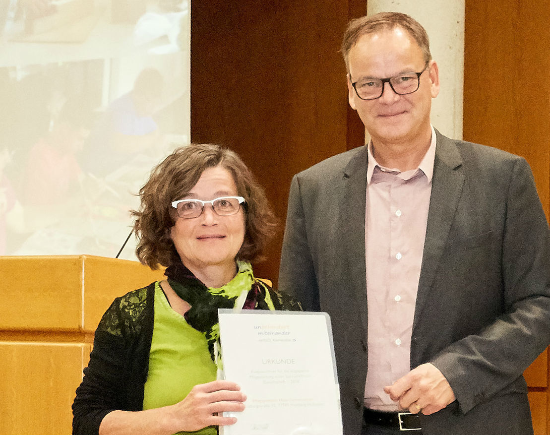 Landrat Frank Scherer übergab an Pflegedienstleiterin Lioba Trayer die Urkunde.