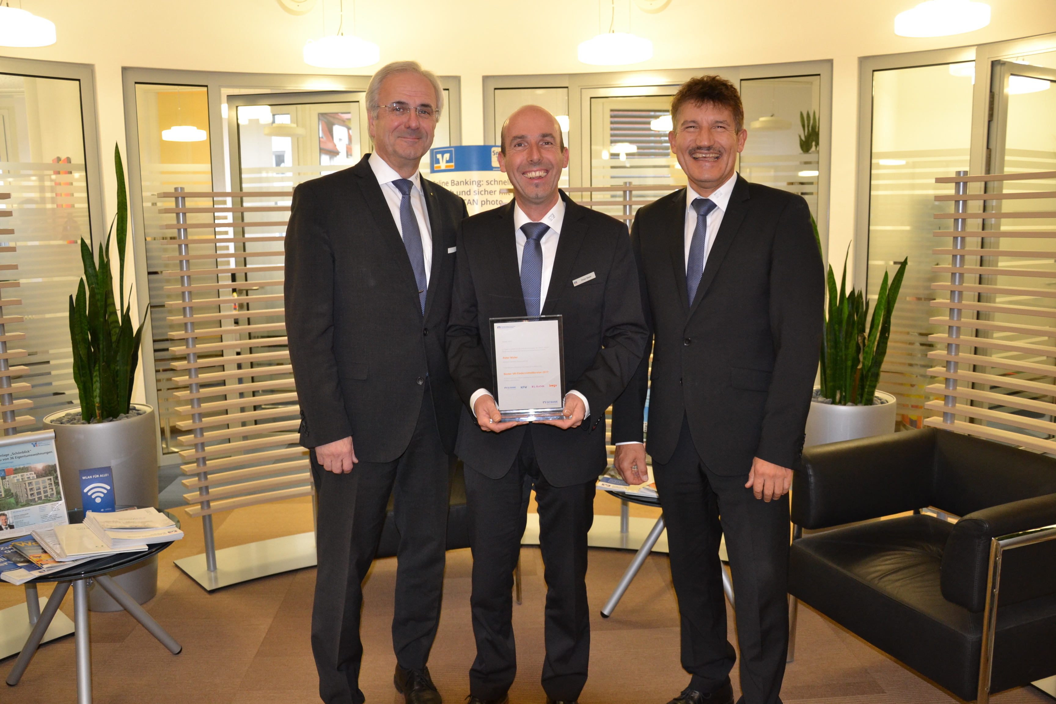 Firmenkundenbetreuer Peter Maier, flankiert vom zuständigen Bereichsleiter der Firmenkundenbetreuung, Prokurist Rainer Dieterle (rechts), sowie dem Vorstandsvorsitzenden der Bank, Manfred Kuner (links).