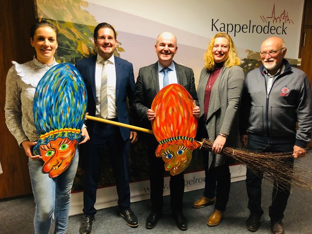 Gemeinsam für den tälerübergreifenden Hexensteig (v. l.): Tourismusleiterin von Kappelrodeck, Saskia Bleich, Bürgermeister Stefan Hattenbach, Lautenbachs Bürgermeister Thomas Krechtler , Gunia Wassmer, Geschäftsführerin Renchtal Tourismus GmbH und Bürgermeisterstellvertreter Hans-Friedrich Huber