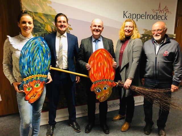 Gemeinsam für den tälerübergreifenden Hexensteig (v. l.): Tourismusleiterin von Kappelrodeck, Saskia Bleich, Bürgermeister Stefan Hattenbach, Lautenbachs Bürgermeister Thomas Krechtler , Gunia Wassmer, Geschäftsführerin Renchtal Tourismus GmbH und Bürgermeisterstellvertreter Hans-Friedrich Huber | Foto: Gemeinde Kappelrodeck