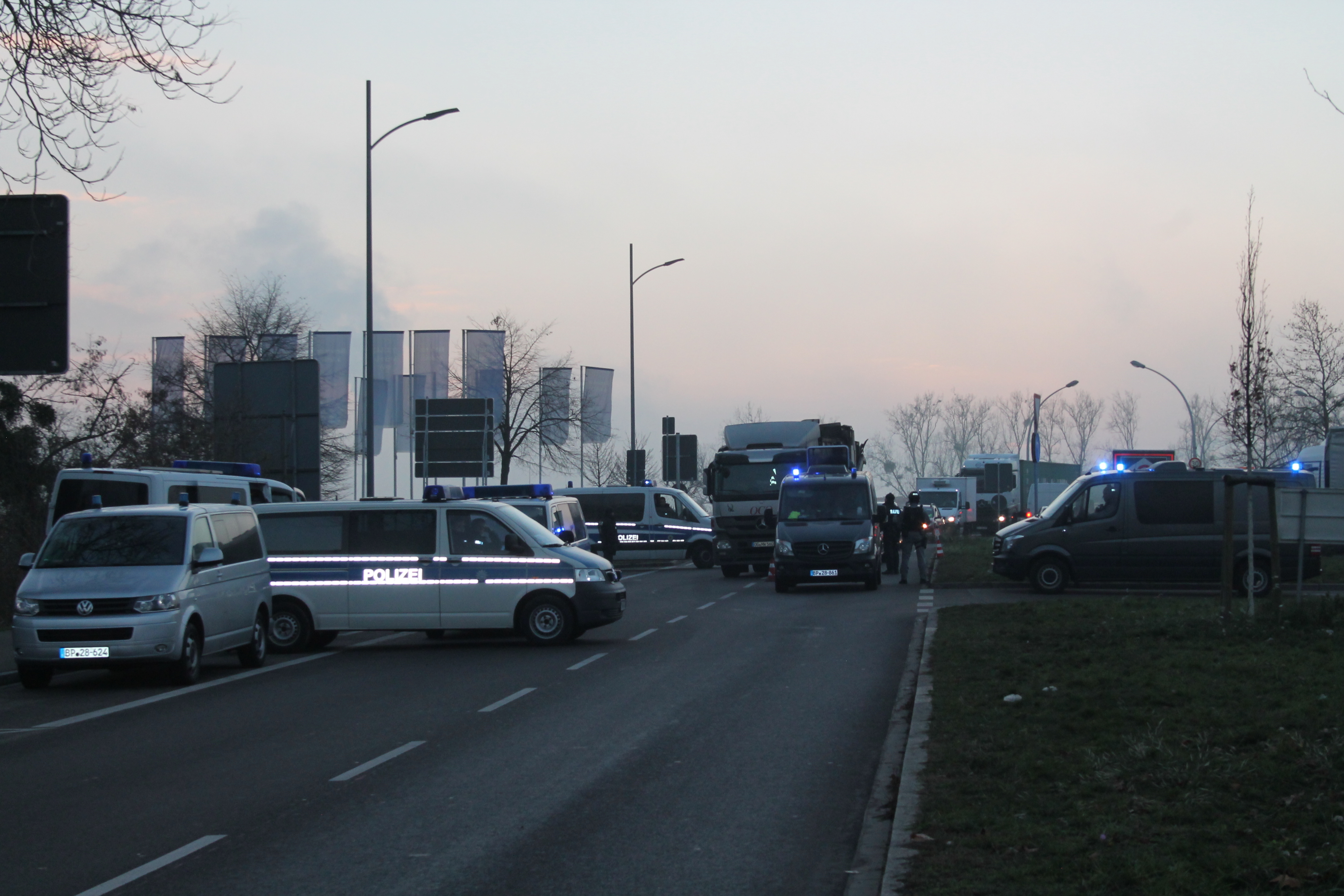 Nur einzeln werden die Fahrzeuge an der Europabrücke durchgelassen.