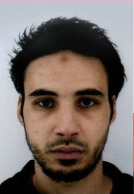 Die Police Nationale in Frankreich sucht mit diesem Fahndungsfoto nach dem mutmaßlichen Täter, der am Dienstagabend in der Straßburger Innenstadt drei Menschen erschoss.