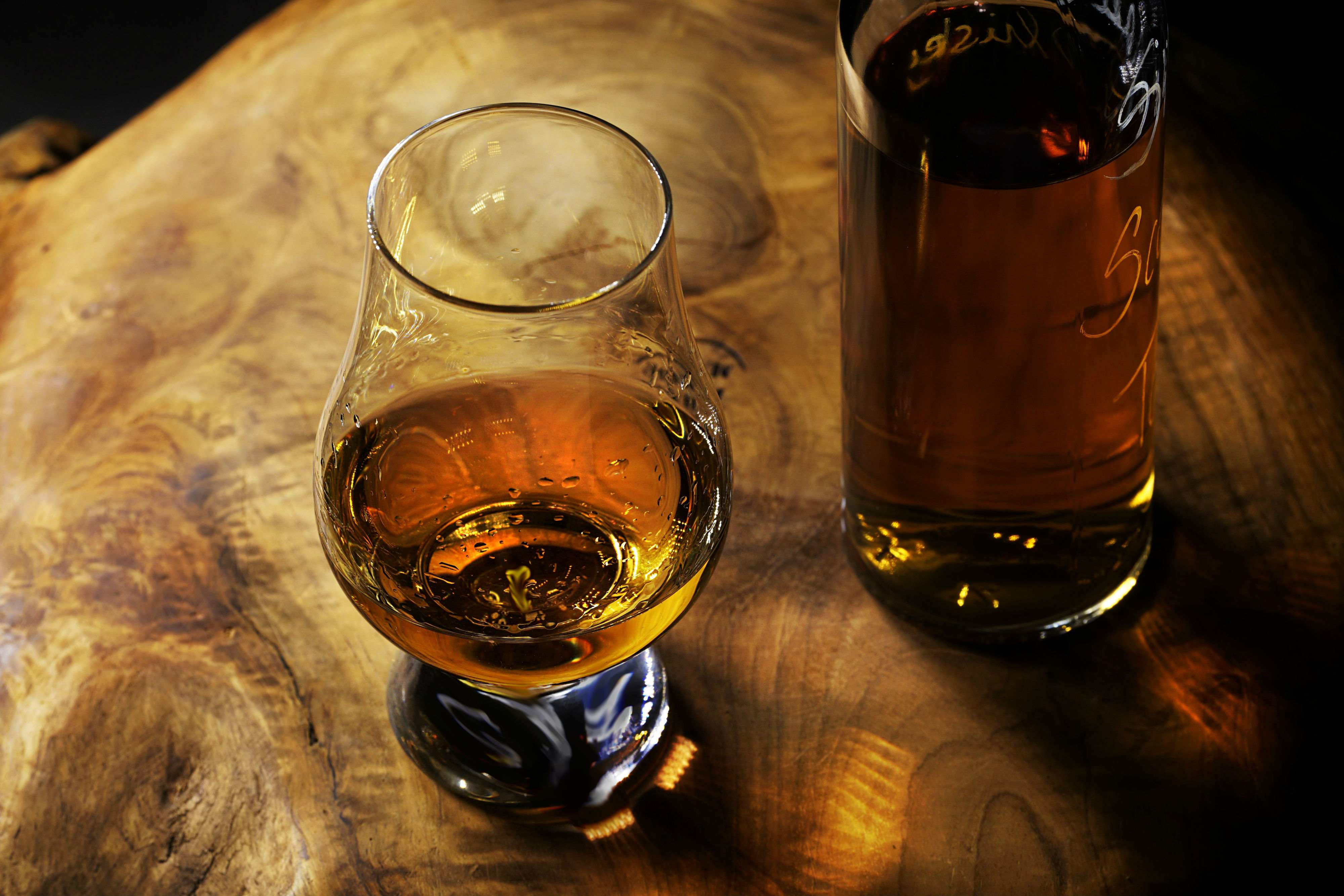 In einem Tastinglas kann ein Whisky seine Aromen besonders gut entfalten.