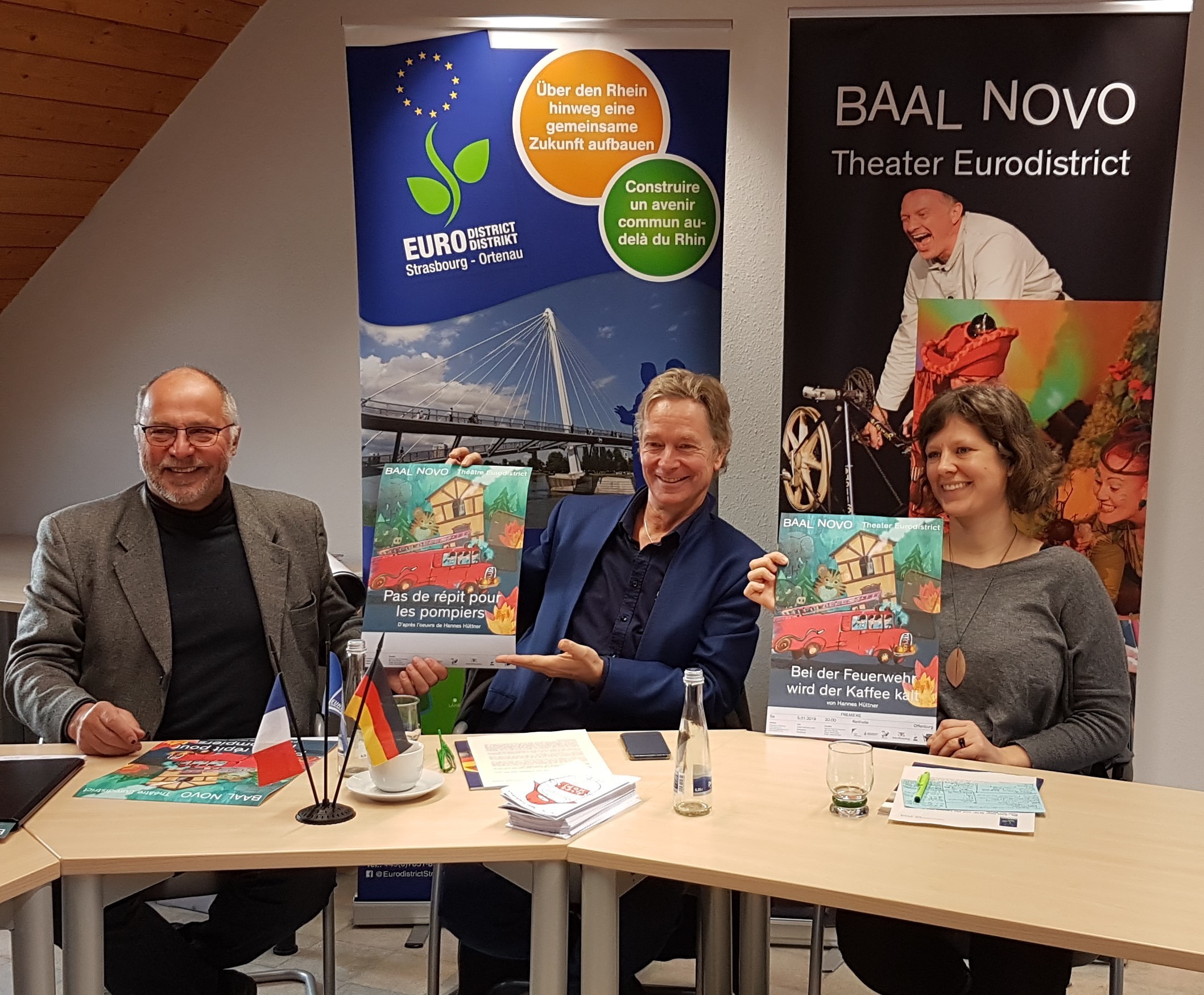 Von links: Willi Wunsch, Eurodistrikt-Ratsmitglied, Intendant Edzard Schoppmann und Jennifer Rottstegge, Leiterin Junges Theater "BAAL novo"Foto: Eurodistrict