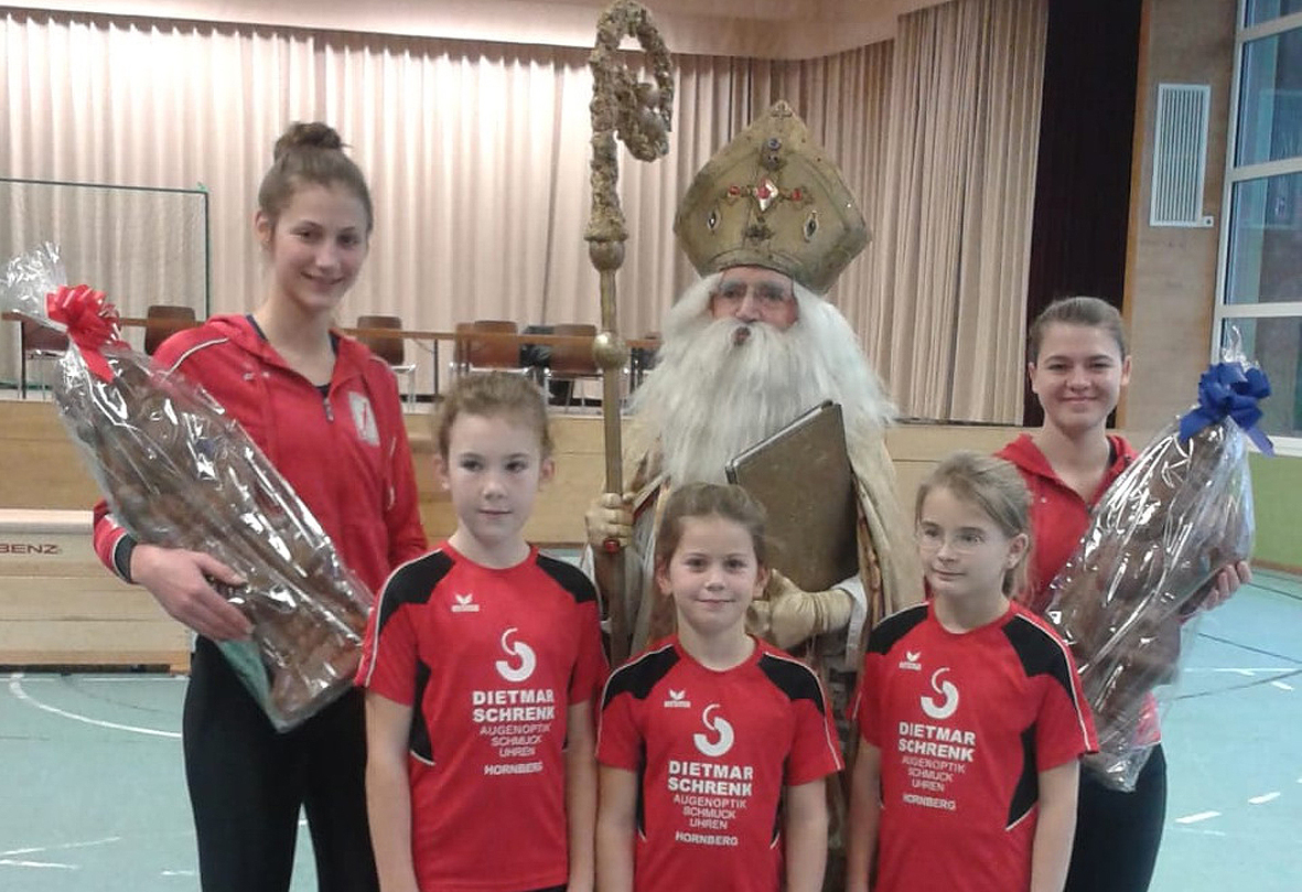 Der Nikolaus nahm die Siegerehrung in Prechtal vor.