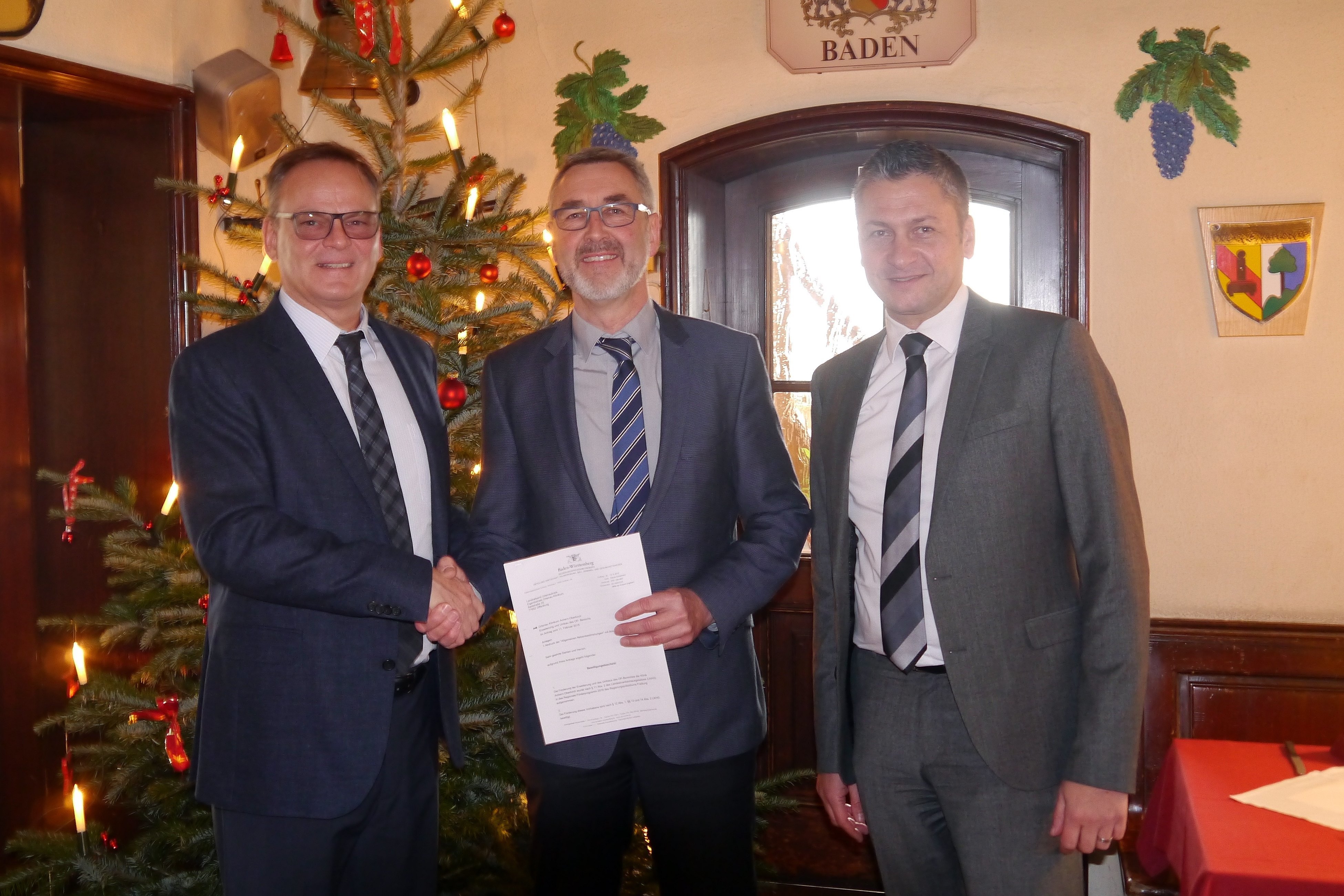 Abteilungspräsident Dr. Johannes Dreier (Mitte) vom Regierungspräsidium Freiburg überreichte den Förderbescheid in Freiburg an Landrat Frank Scherer (links) und Ortenau Klinikum-Geschäftsführer Christian Keller.