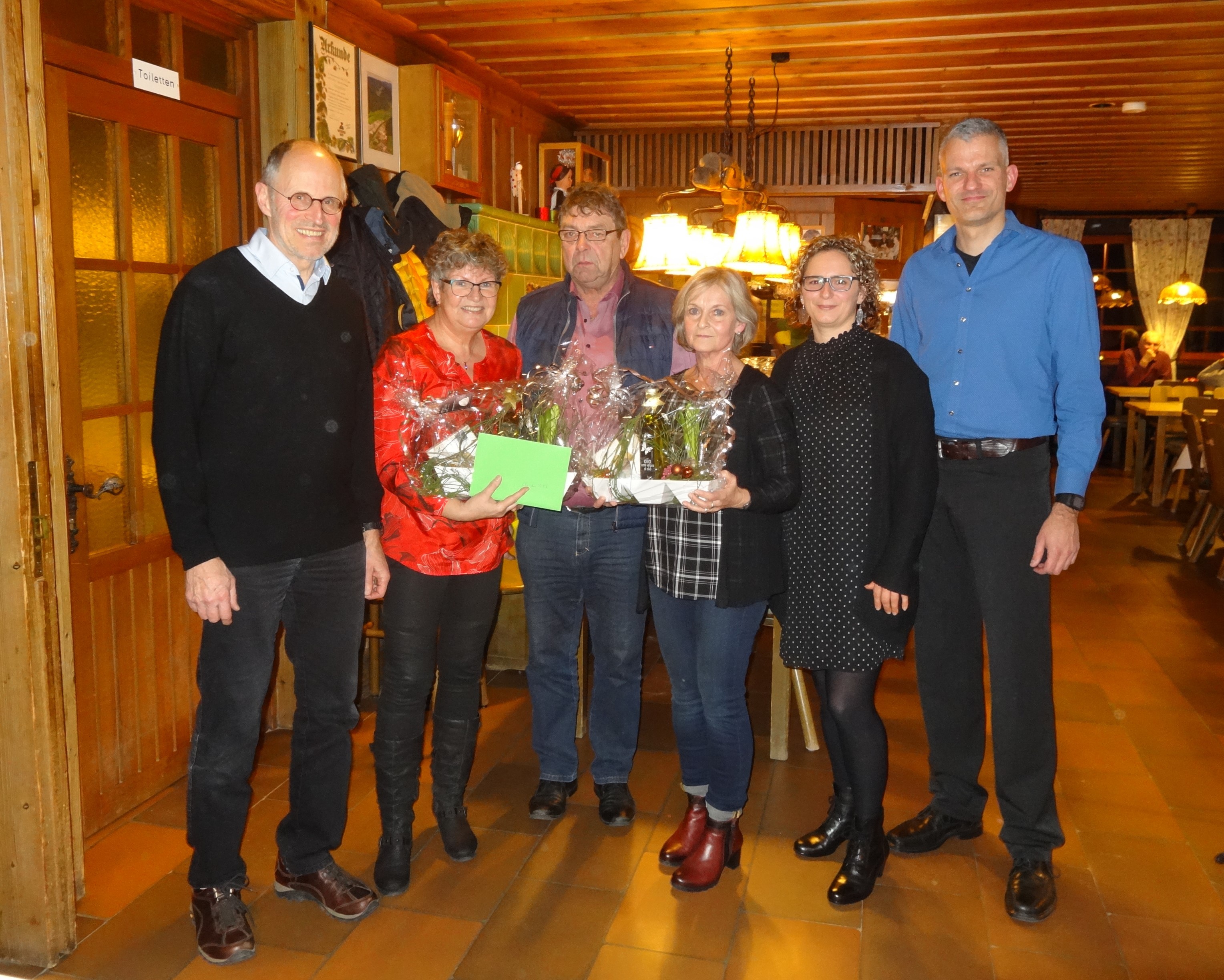 Michael Ketterer nahm die Ehrung für lange Betriebszugehörigkeiten von Claudia Müller, Egon Ehret und Uschi Storz vor (von links). Anke und Philipp Ketterer freuen sich mit.