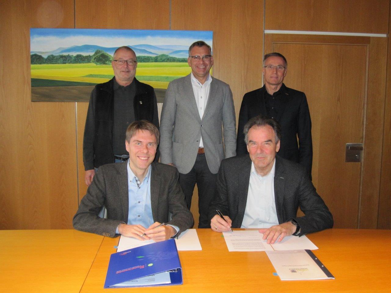 Die Gemeinde Schutterwald setzt ihre Zusammenarbeit mit Badenova fort: (v. l. hintere Reihe) Bruno Hahn (Ortsbaumeister Schutterwald), Thomas Maurer (Kommunalmanagement Badenova), rechts Thomas Feger (Hauptamtsleiter Schutterwald), (v. r.) Bürgermeister Martin Holschuh sowie Johann-Martin Rogg (Leitung Kommunalmanagement) bei der Vertragsunterzeichnung.