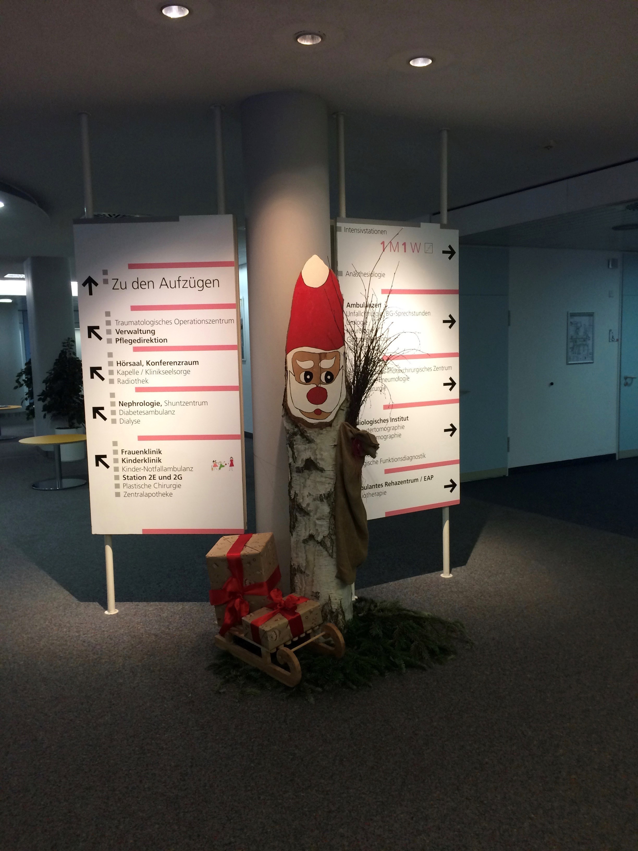 Weihnachtlicher Willkommensgruß in der Empfangshalle des Ortenau Klinikums Offenburg am Ebertplatz.
