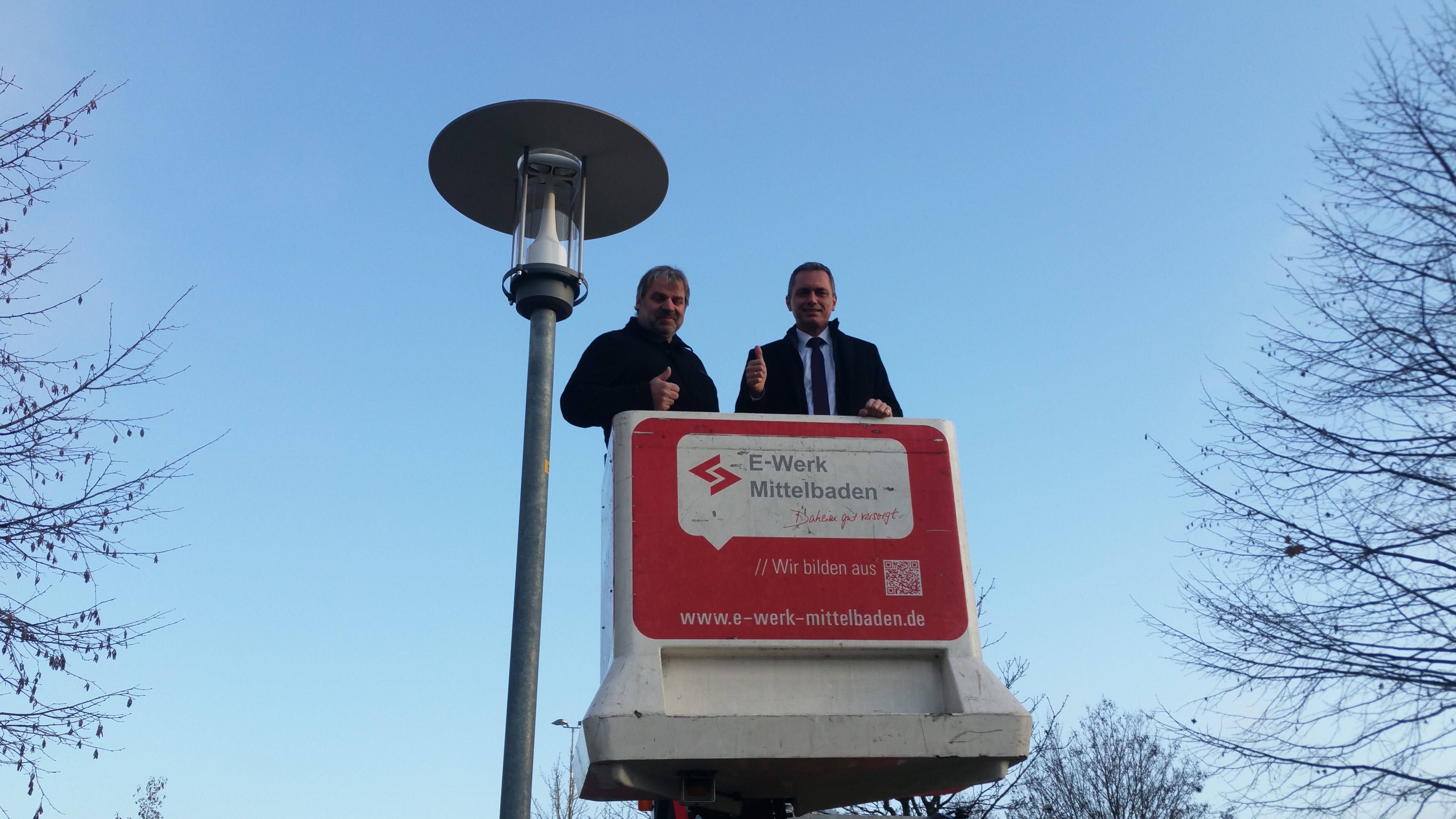 Bürgermeister Günter Pfundstein (rechts) und Horst Ludwig vom E-Werk Mittelbaden waren bei der Montage dabei.