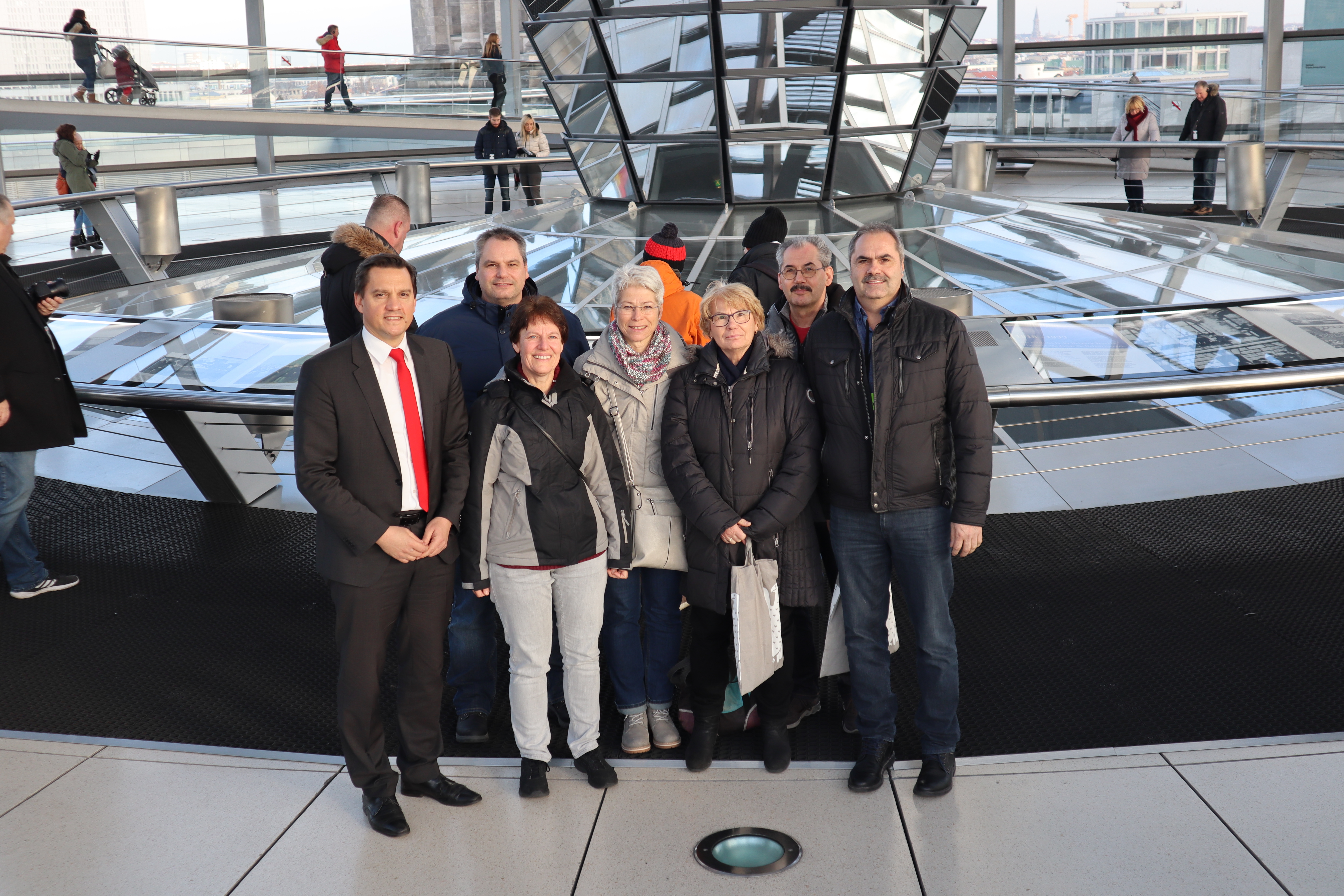 SPD-Bundestagsabgeordneter Dr. Johannes Fechner mit einer Abordnung des Haslacher Roten Kreuzes im Bundestag