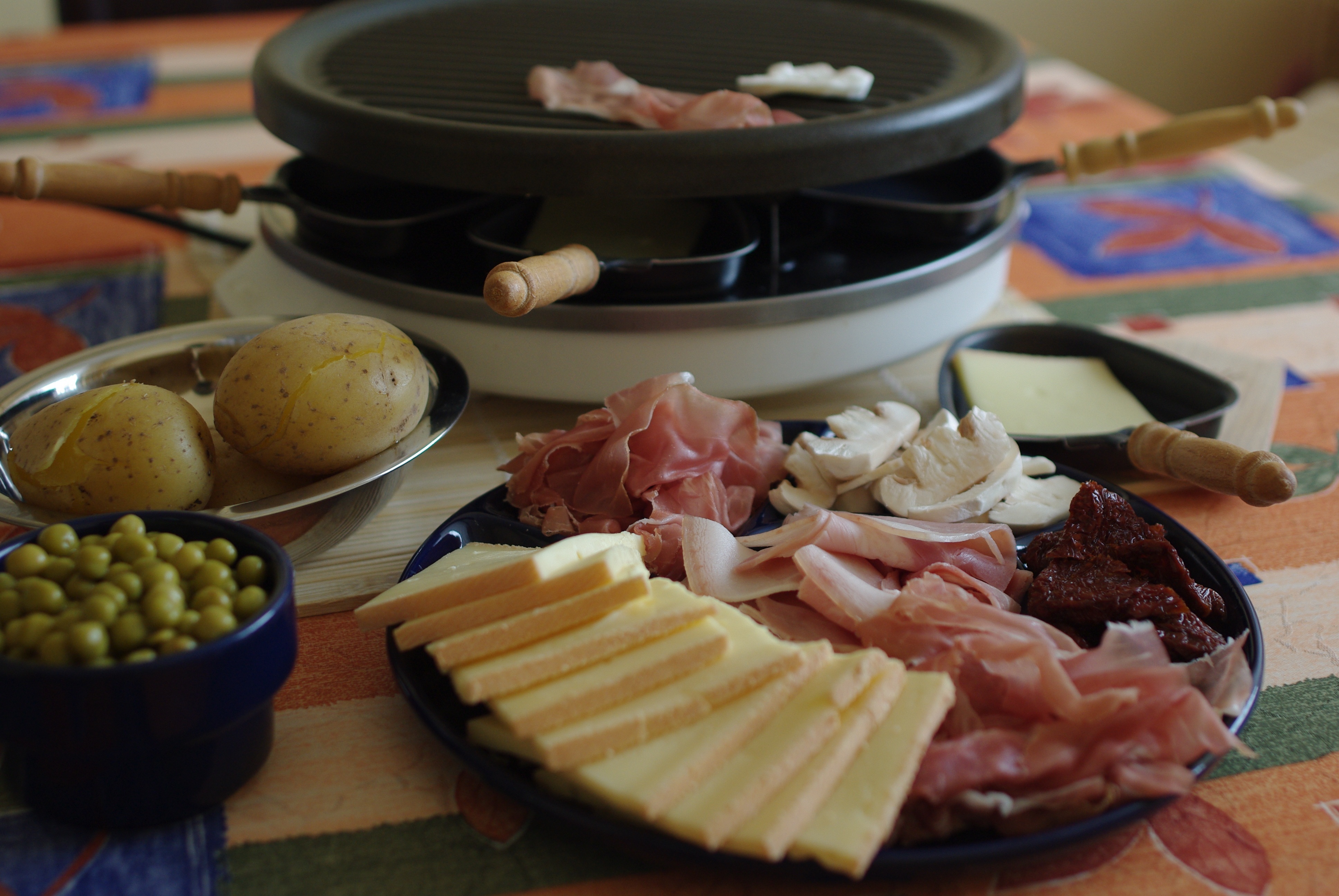 Perfekt für den Silvesterabend mit Freunden ist und bleibt ein Raclette.