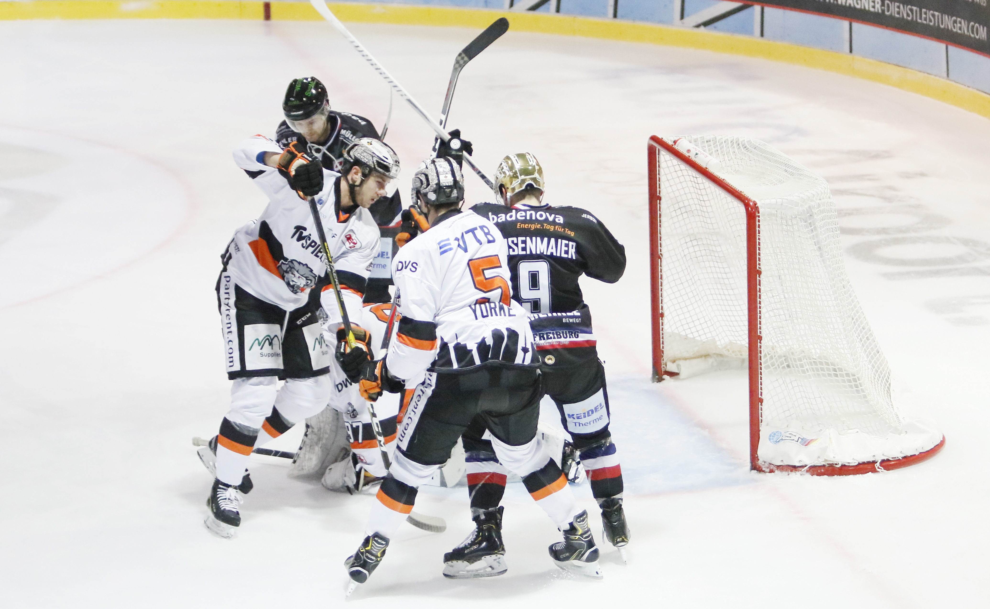 Der EHC Freiburg (schwarzes Trikot) kämpfte verbissen, verlor jedoch mit 4:6 gegen die "Löwen" aus Frankfurt.